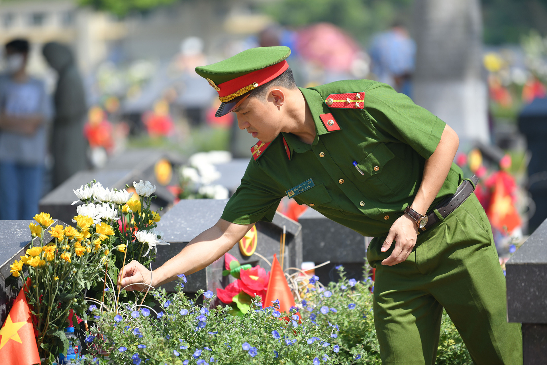 Những nén hương được các đồng đội thắp lên giữa những ngày tháng 7.