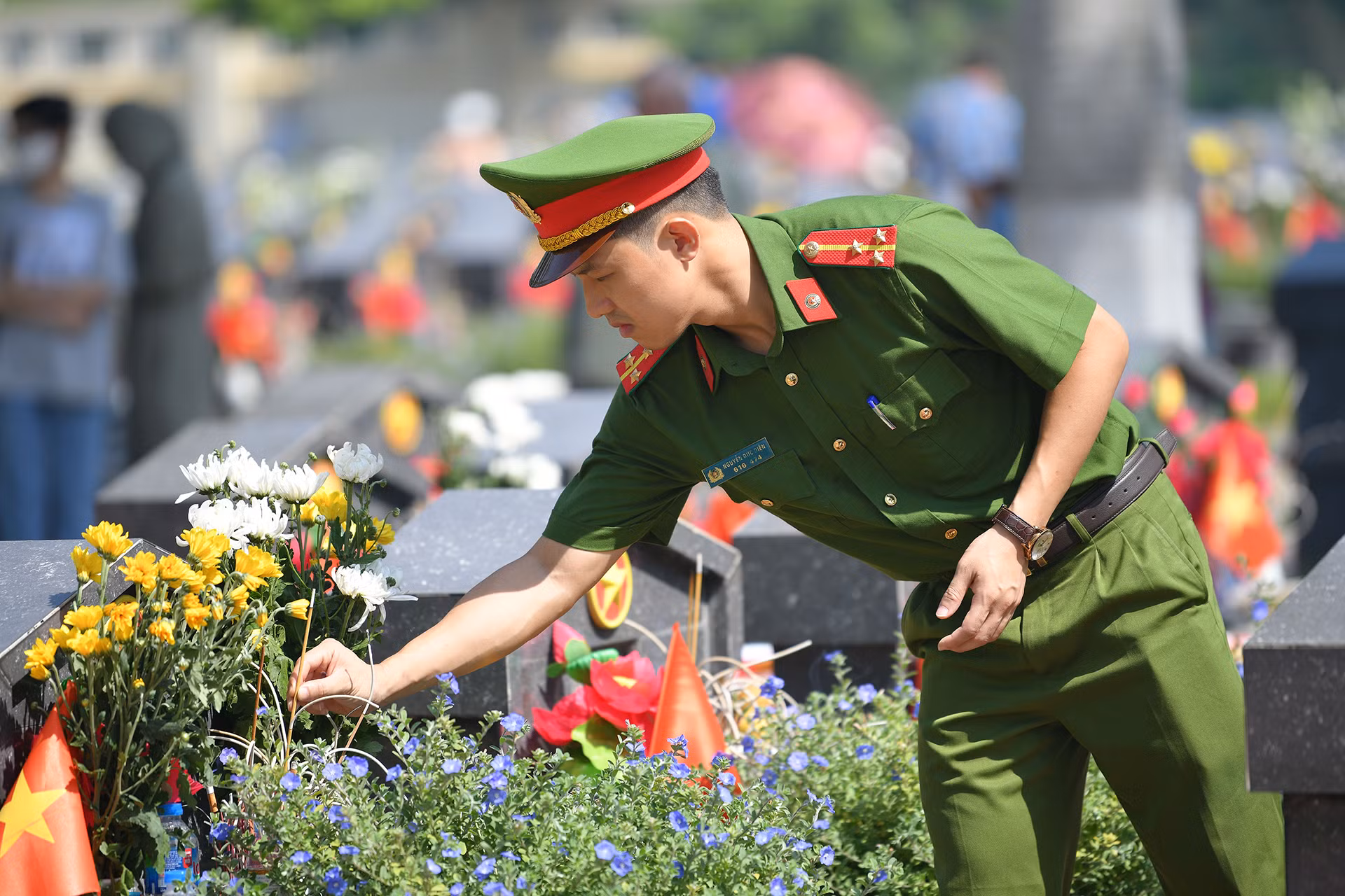 Những nén hương được các đồng đội thắp lên giữa những ngày tháng 7.