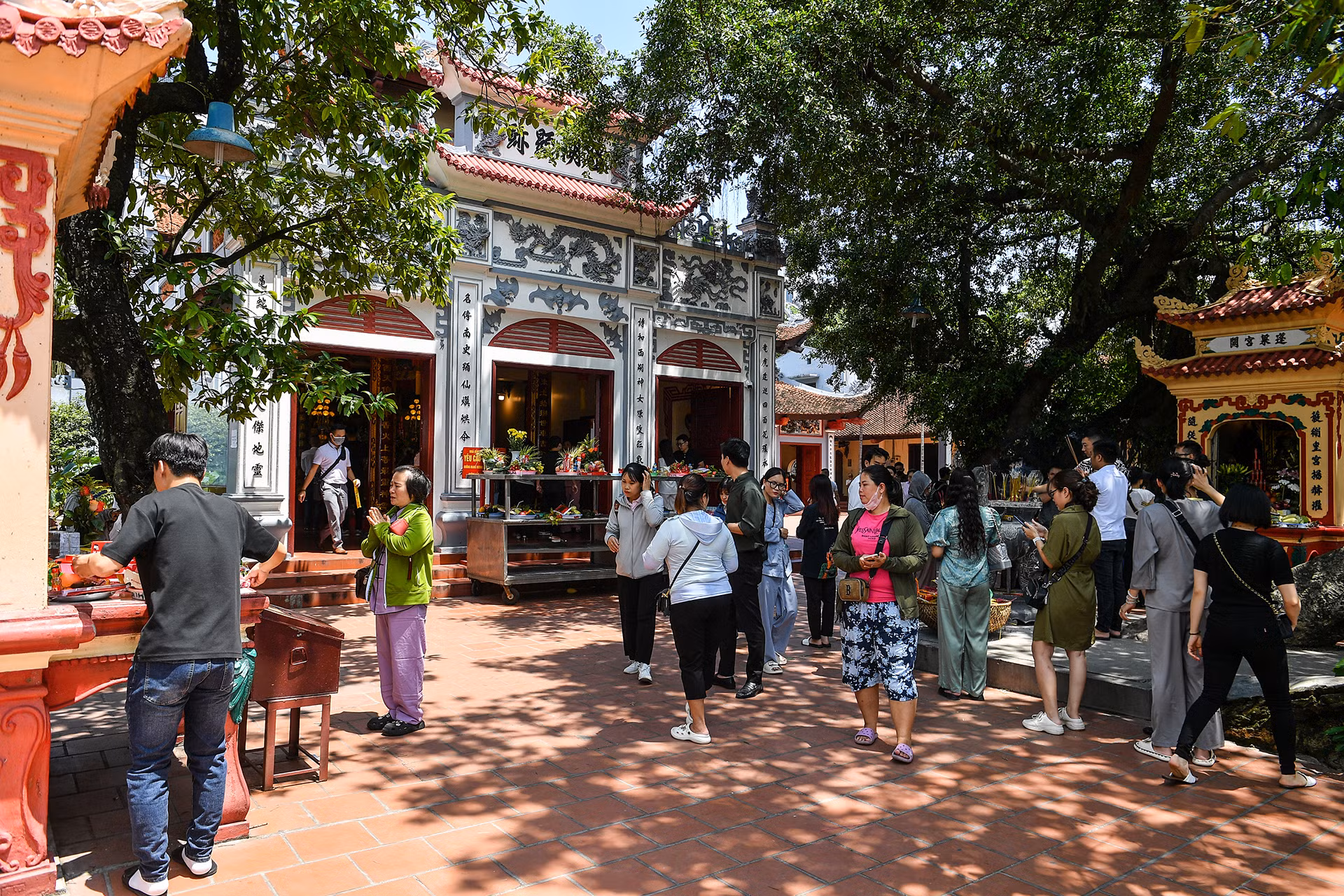 [Ảnh] Người dân Thủ đô tấp nập đi chùa ngày Rằm tháng 7 ảnh 8