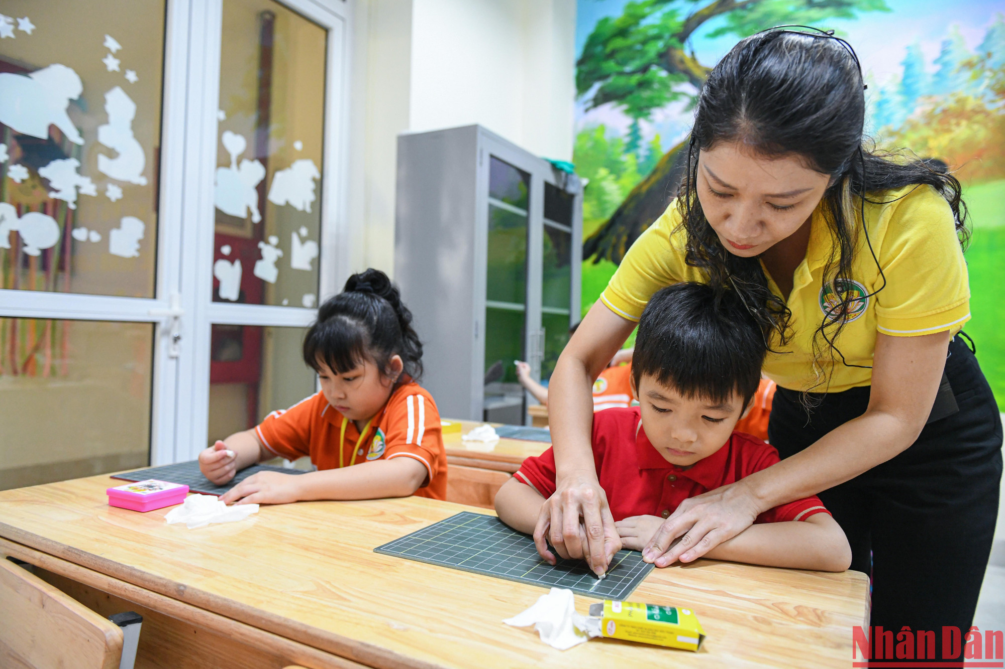 Cô Thiều Thị Thành, chủ nhiệm lớp 1C Trường Tiểu học Tràng An tận tình hướng dẫn các học sinh sử dụng đồ dùng học tập.