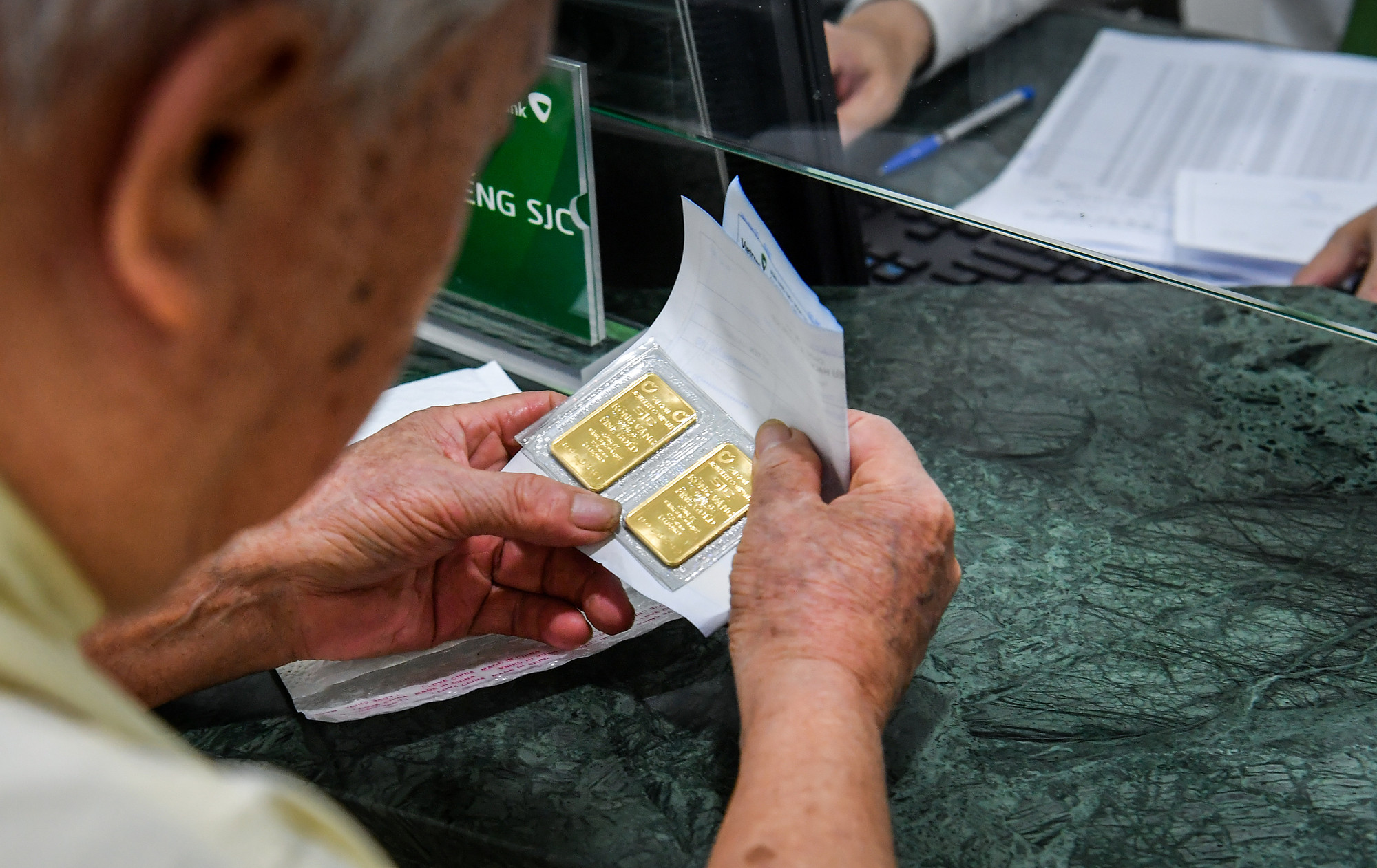 Vàng miếng SJC với giá bình ổn là 79,98 triệu đồng/lượng đã đến tay những người dân đầu tiên.