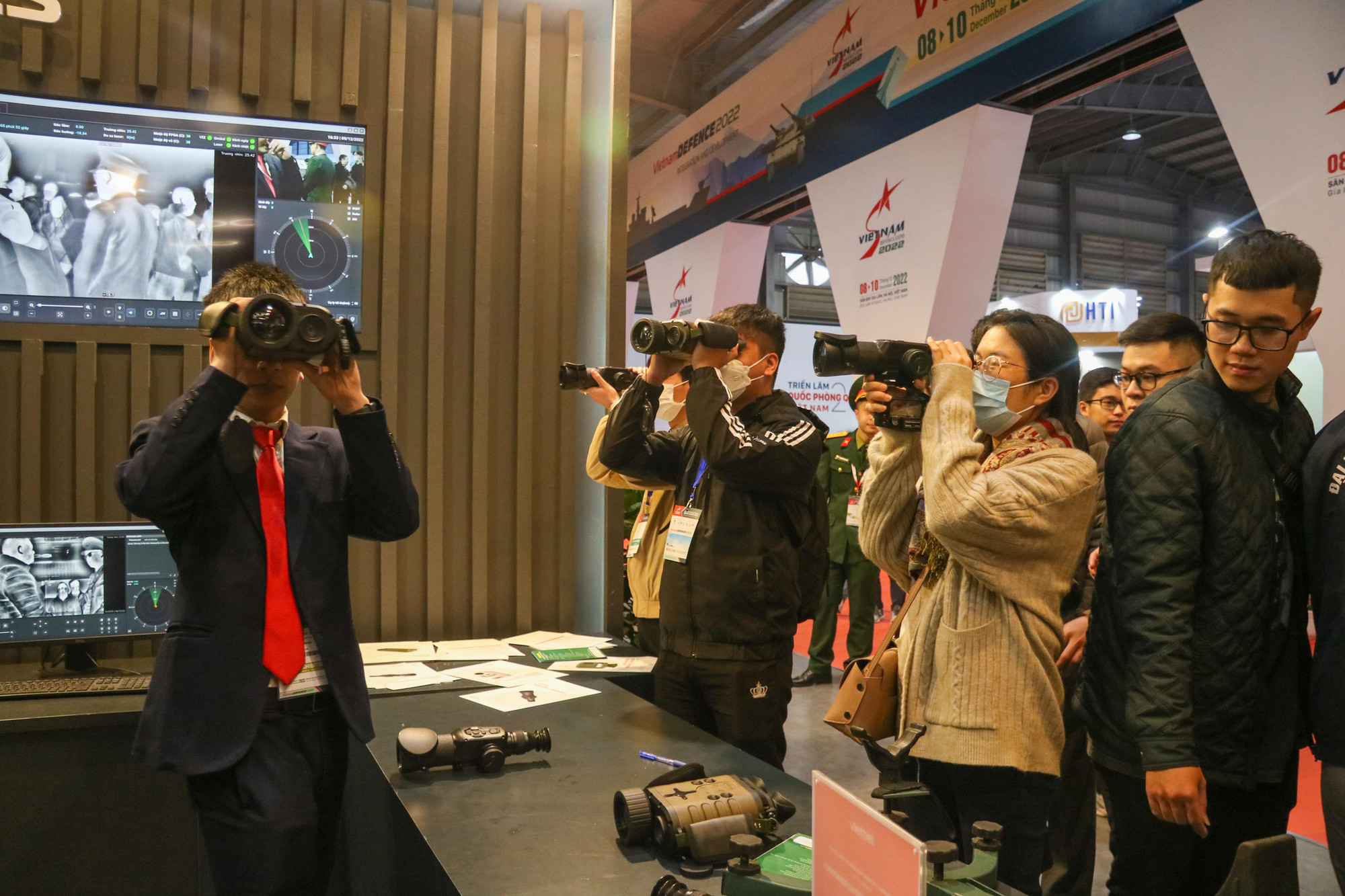 Ngoài những chiếc xe tăng, cỗ pháo được trưng bày ở phía ngoài thì bên trong cũng có vô số những trải nghiệm thú vị với dụng cụ phục vụ quân sự và mô hình chiến đấu.