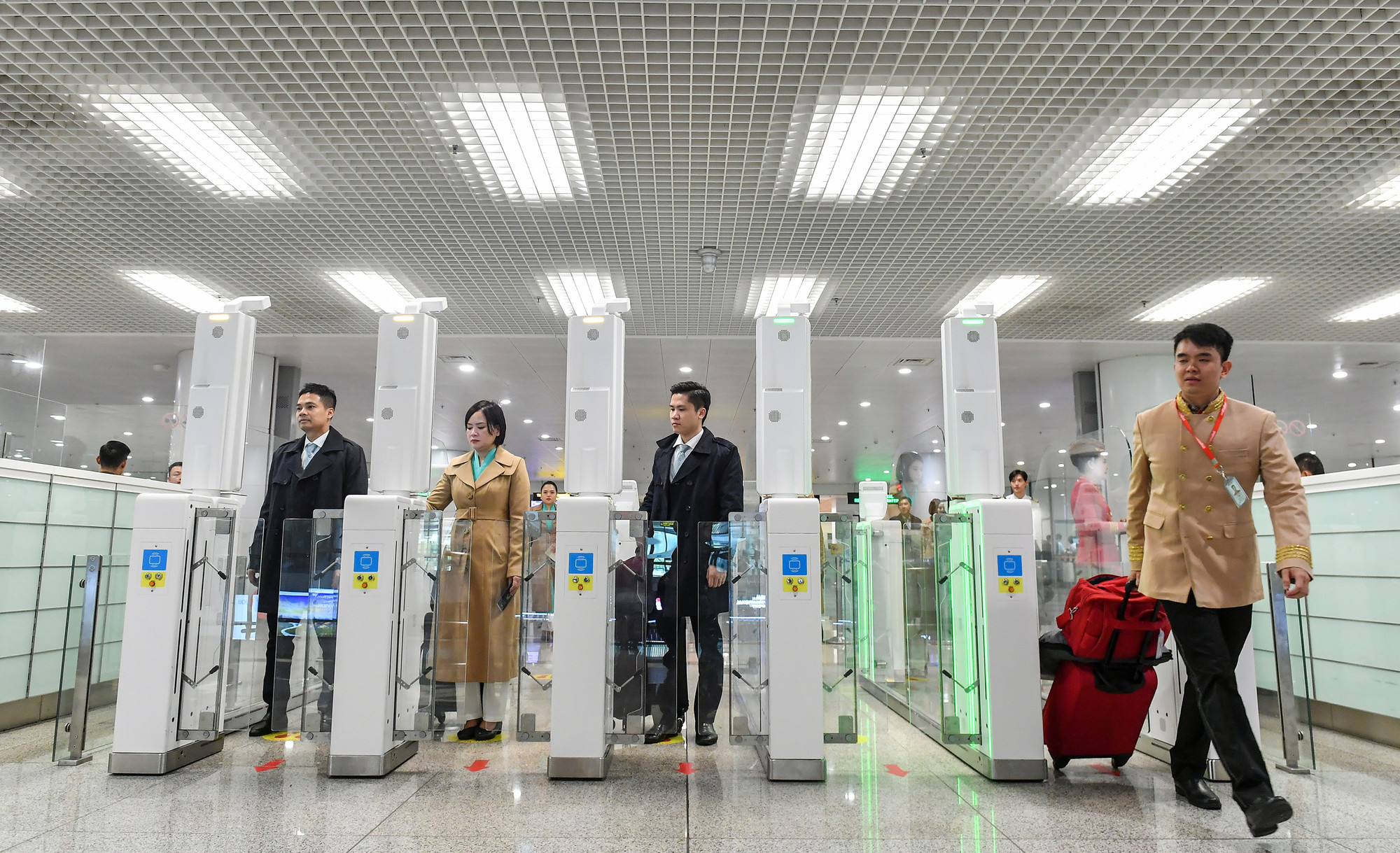 Ngoài Nội Bài, hệ thống cổng Autogate cũng được áp dụng 4 sân bay khác từ đầu tháng 8, gồm: Tân Sơn Nhất, Đà Nẵng, Cam Ranh và Phú Quốc. Việc triển khai hệ thống này được thực hiện theo chủ trương của Bộ Công an trong cải cách thủ tục thủ tục hành chính; xuất, nhập cảnh. Đây là công nghệ lần đầu triển khai trên phạm vi rộng tại các sân bay trong nước. Ngoài Nội Bài, hệ thống cổng Autogate cũng được áp dụng 4 sân bay khác từ đầu tháng 8, gồm: Tân Sơn Nhất, Đà Nẵng, Cam Ranh và Phú Quốc. Việc triển khai hệ thống này được thực hiện theo chủ trương của Bộ Công an trong cải cách thủ tục thủ tục hành chính; xuất, nhập cảnh. Đây là công nghệ lần đầu triển khai trên phạm vi rộng tại các sân bay trong nước.