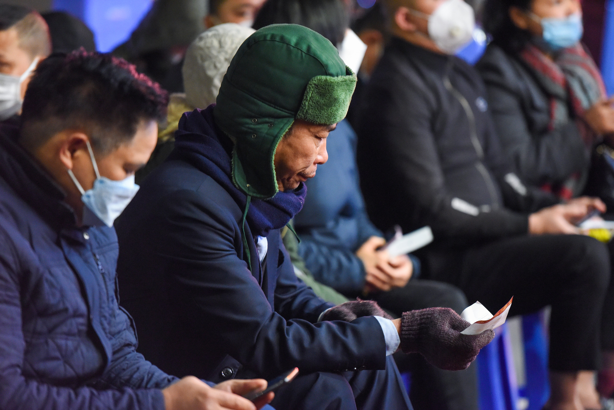 Nhiều người kiên nhẫn chờ đợi tới giờ mở cửa. "Hôm nay, tôi phải đi làm nên tranh thủ xếp hàng sớm, hy vọng mua được 1 chỉ vàng rồi lại đến cơ quan như bình thường", khách hàng tới từ Mai Dịch, Cầu Giấy chia sẻ.