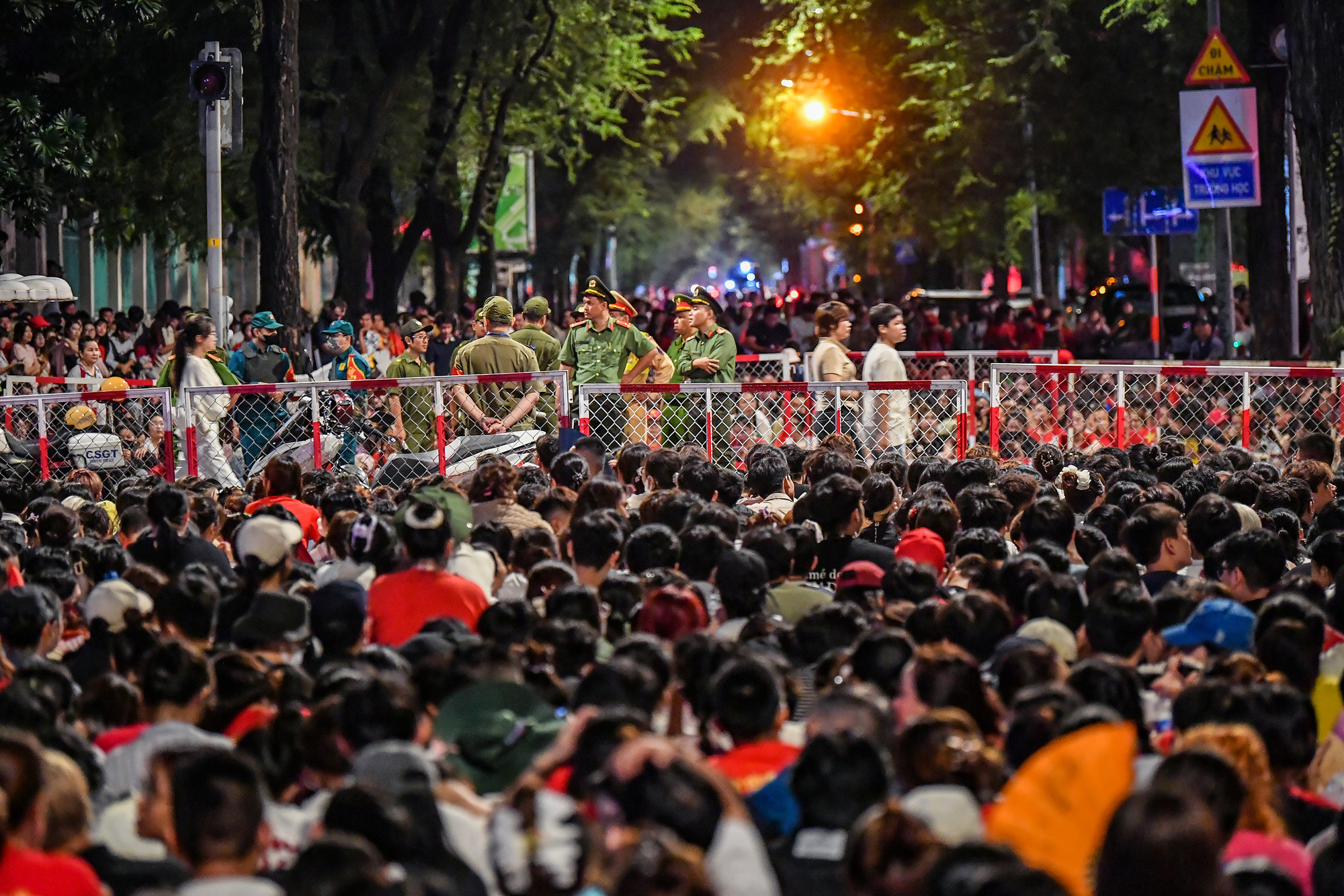 3 giờ sáng hàng ngàn người dân đã ngồi kín dọc tuyến phố Lê Duẩn chờ đoàn diễu binh, diễu hành đi qua