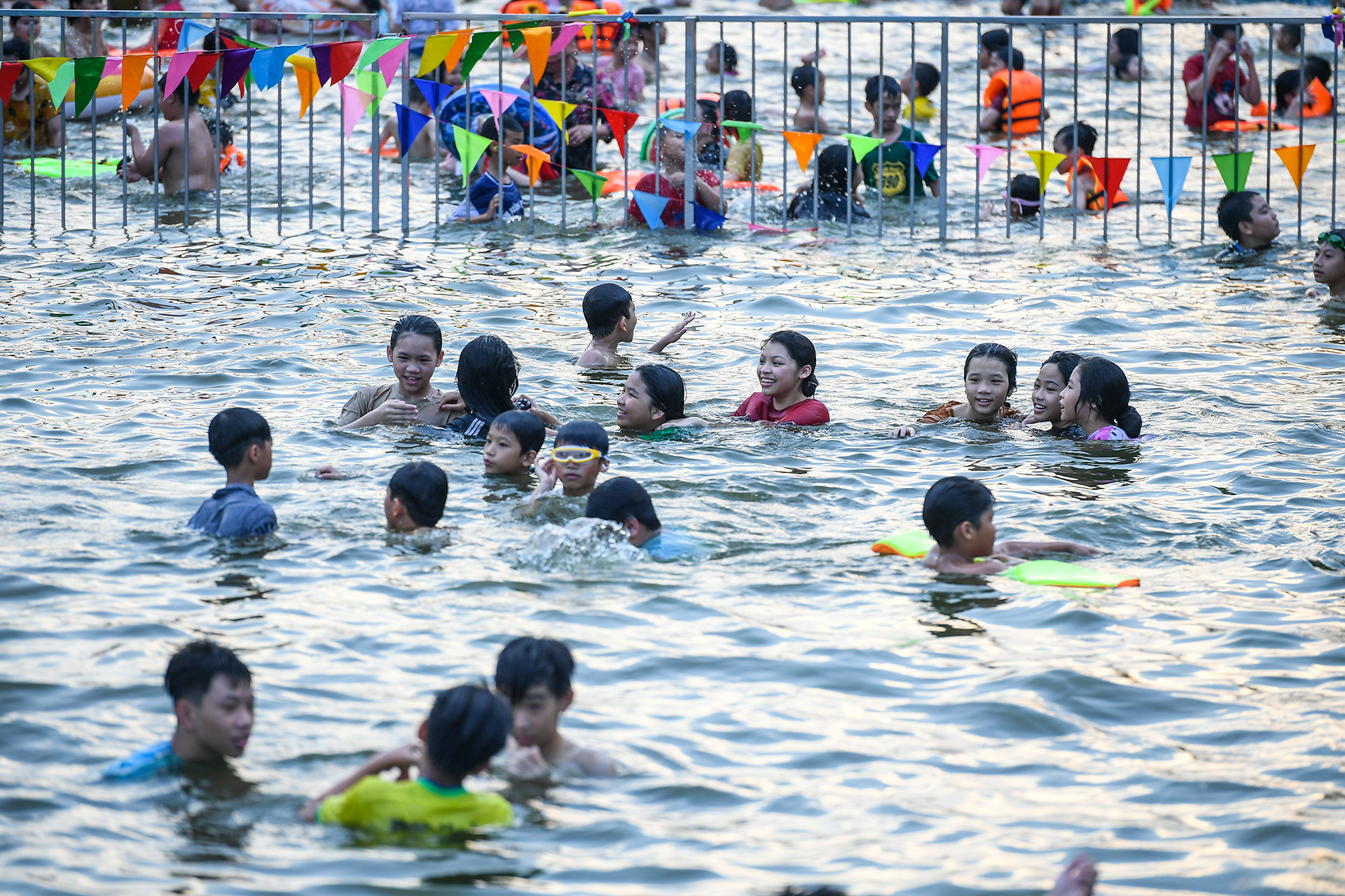 [Ảnh] Biến ao làng thành bể bơi miễn phí cho trẻ ảnh 7