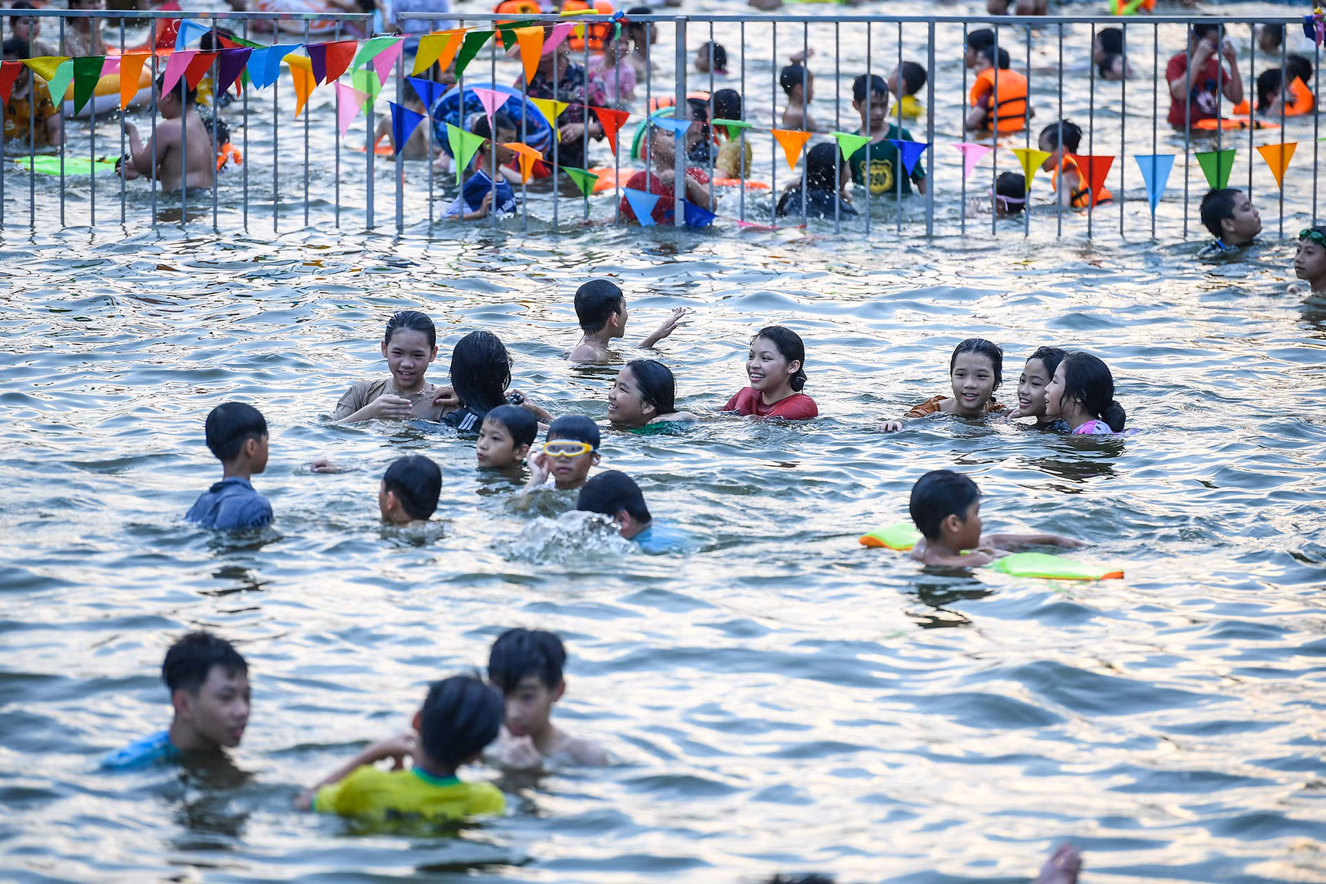 [Ảnh] Biến ao làng thành bể bơi miễn phí cho trẻ ảnh 7