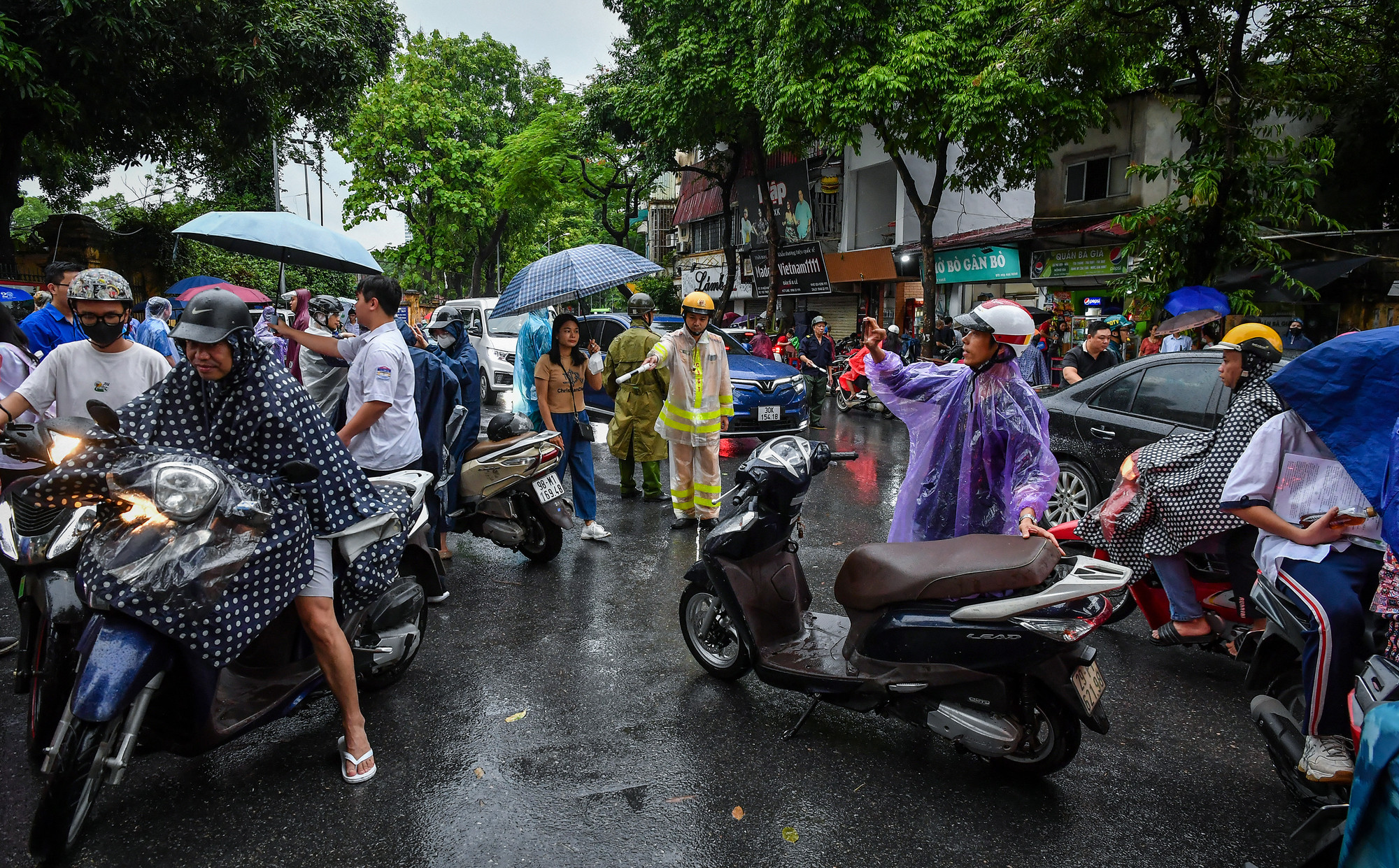 Cảnh sát giao thông cũng có mặt để tiến hành phân luồng, hỗ trợ phụ huynh và các thí sinh.