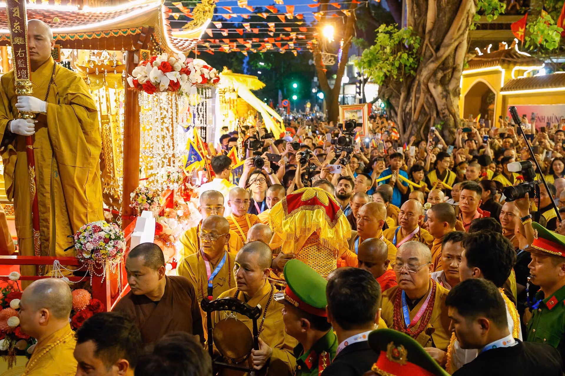 Đoàn thực hiện nghi lễ cung rước xá lợi Đức Phật trở về chùa Quán Sứ. Từ ngày mai 14/5, tăng ni, phật tử, người dân và du khách tới chiêm bái không cần đăng ký trước. Thời gian chiêm bái, đảnh lễ xá lợi Phật tại chùa Quán Sứ diễn ra từ 7 giờ đến 21 giờ 30 phút các ngày từ 14 đến hết ngày 16/5.