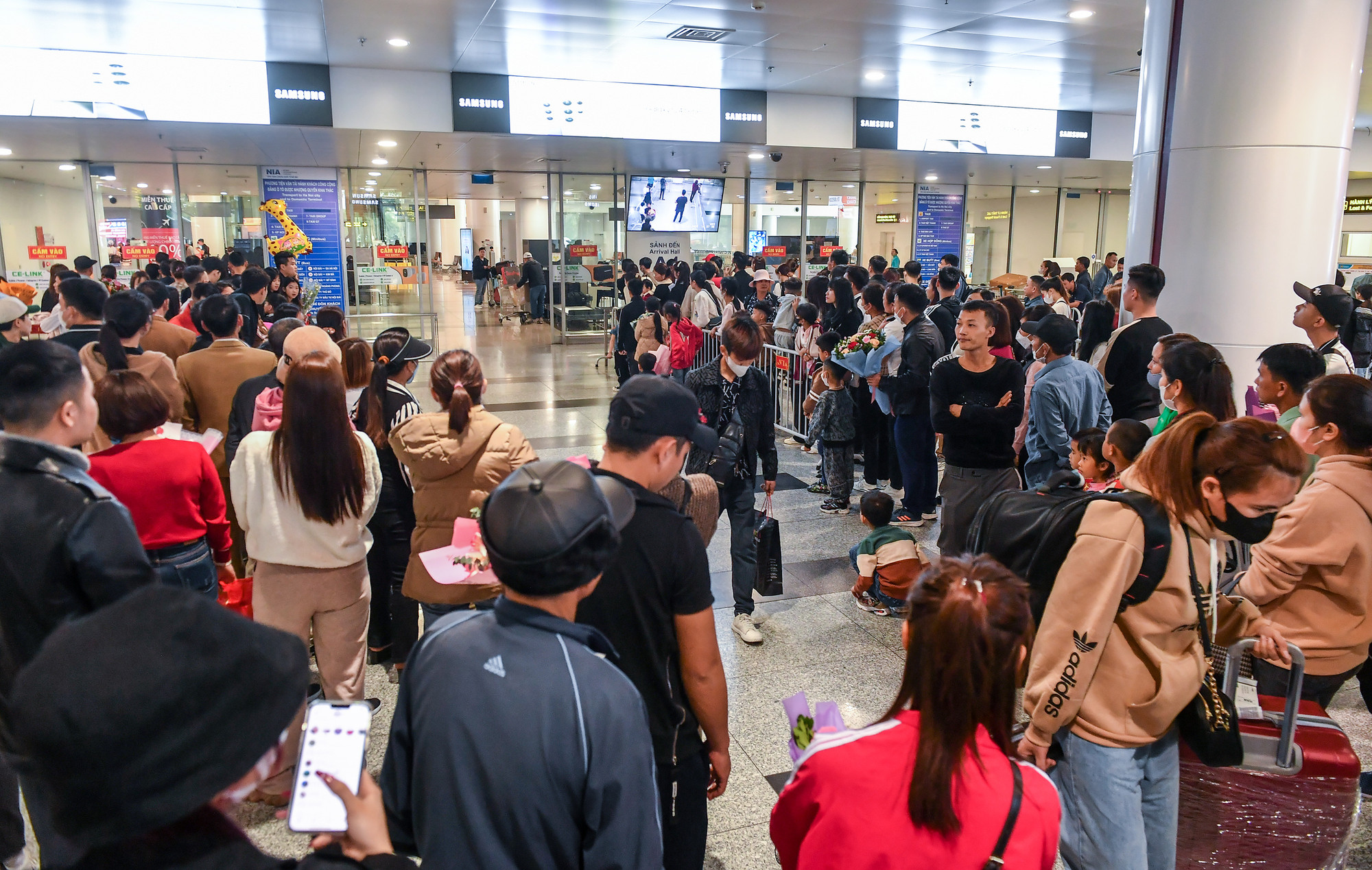 Trong ngày hôm nay, mặc dù số hành khách đã khá đông nhưng sân bay vẫn thông thoáng.
