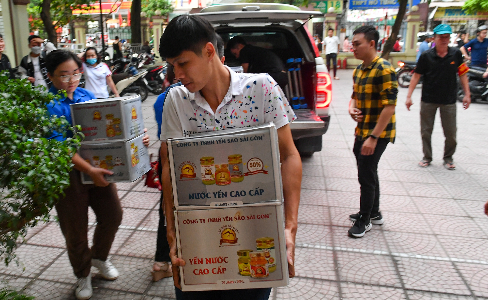 Không chỉ là tiền mà những hiện vật, hàng tiêu dùng để giúp cho những người gặp nạn sớm ổn định cuộc sống.