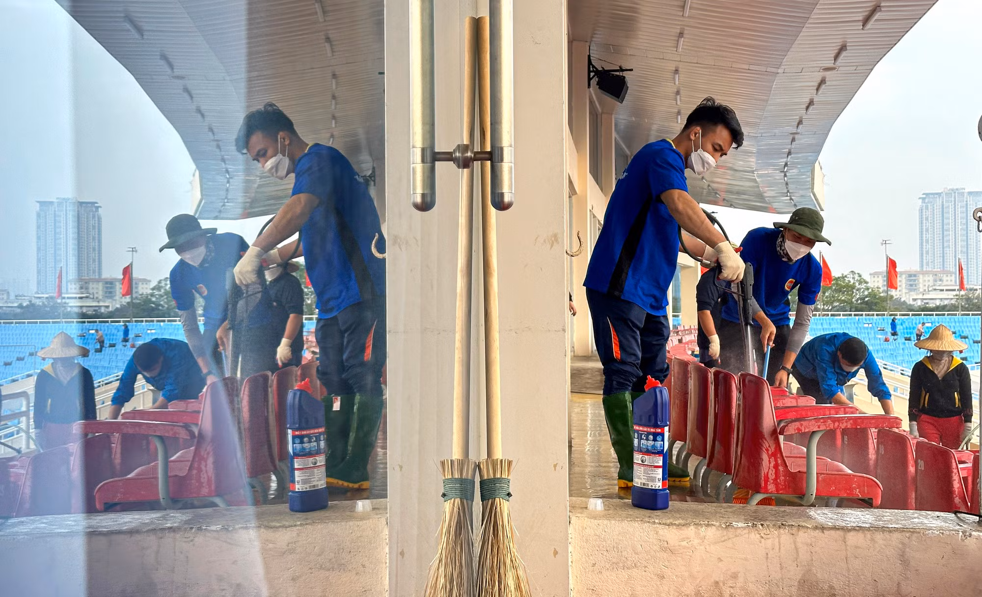 Các tình nguyện viên cùng cán bộ, công nhân viên thực hiện công tác đã chia thành nhiều nhóm tiến hành vệ sinh các khu vực khán đài, lau chùi ghế ngồi.