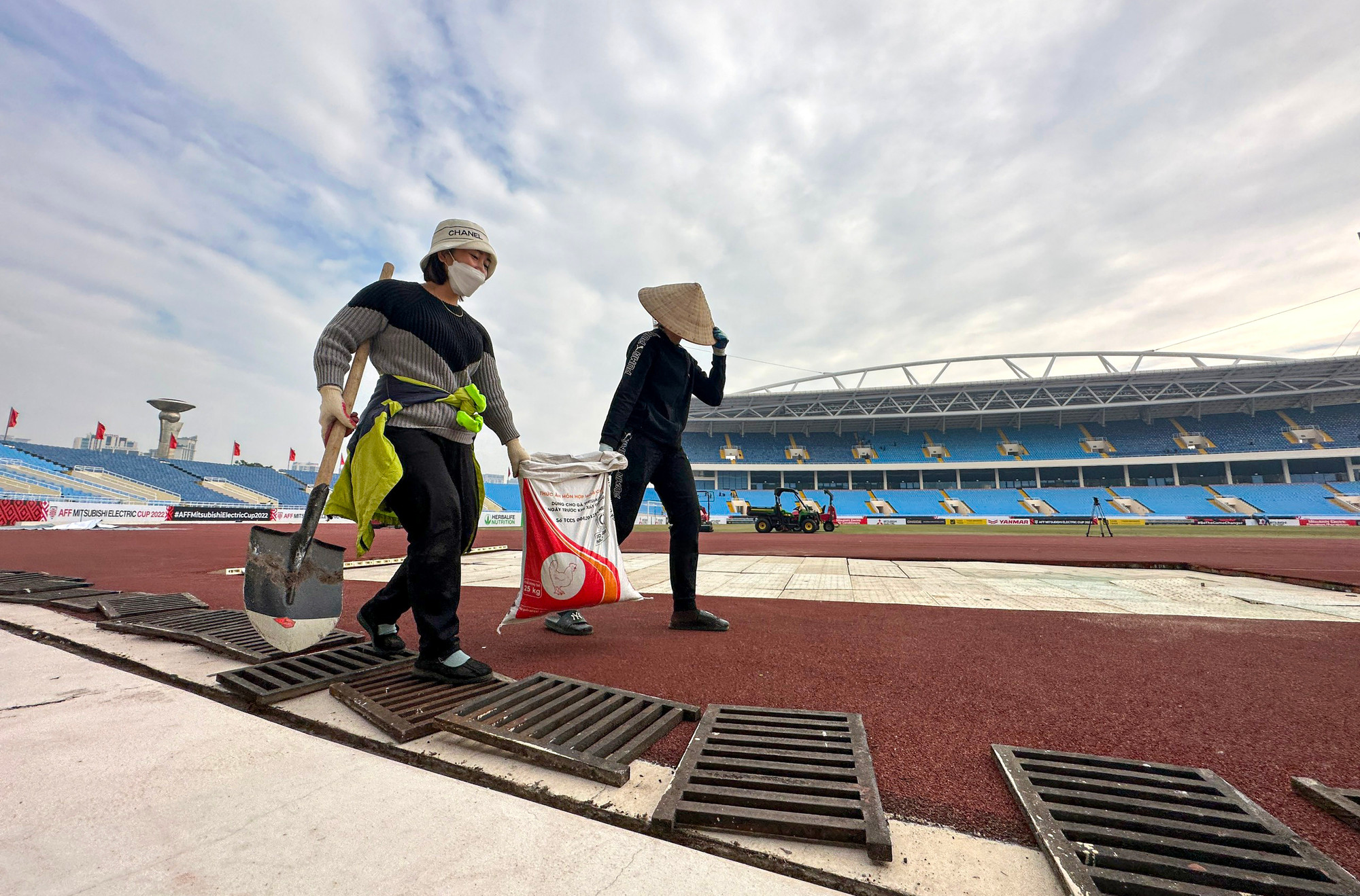 Khu vực cống thoát nước, đường hầm, lối đi phụ chung quanh sân cũng đang được gấp rút dọn dẹp.