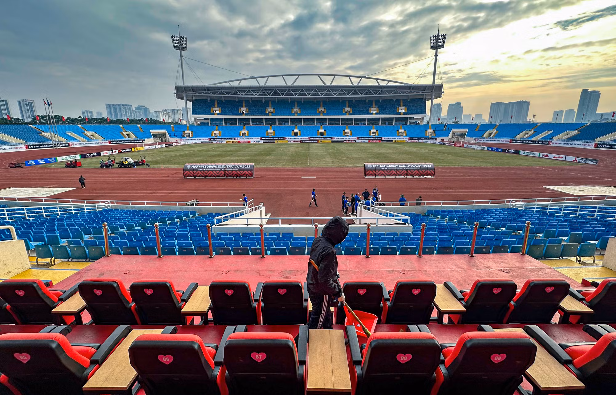 [Ảnh] Tình nguyện viên khẩn trương vệ sinh "thay áo mới" cho sân Mỹ Đình