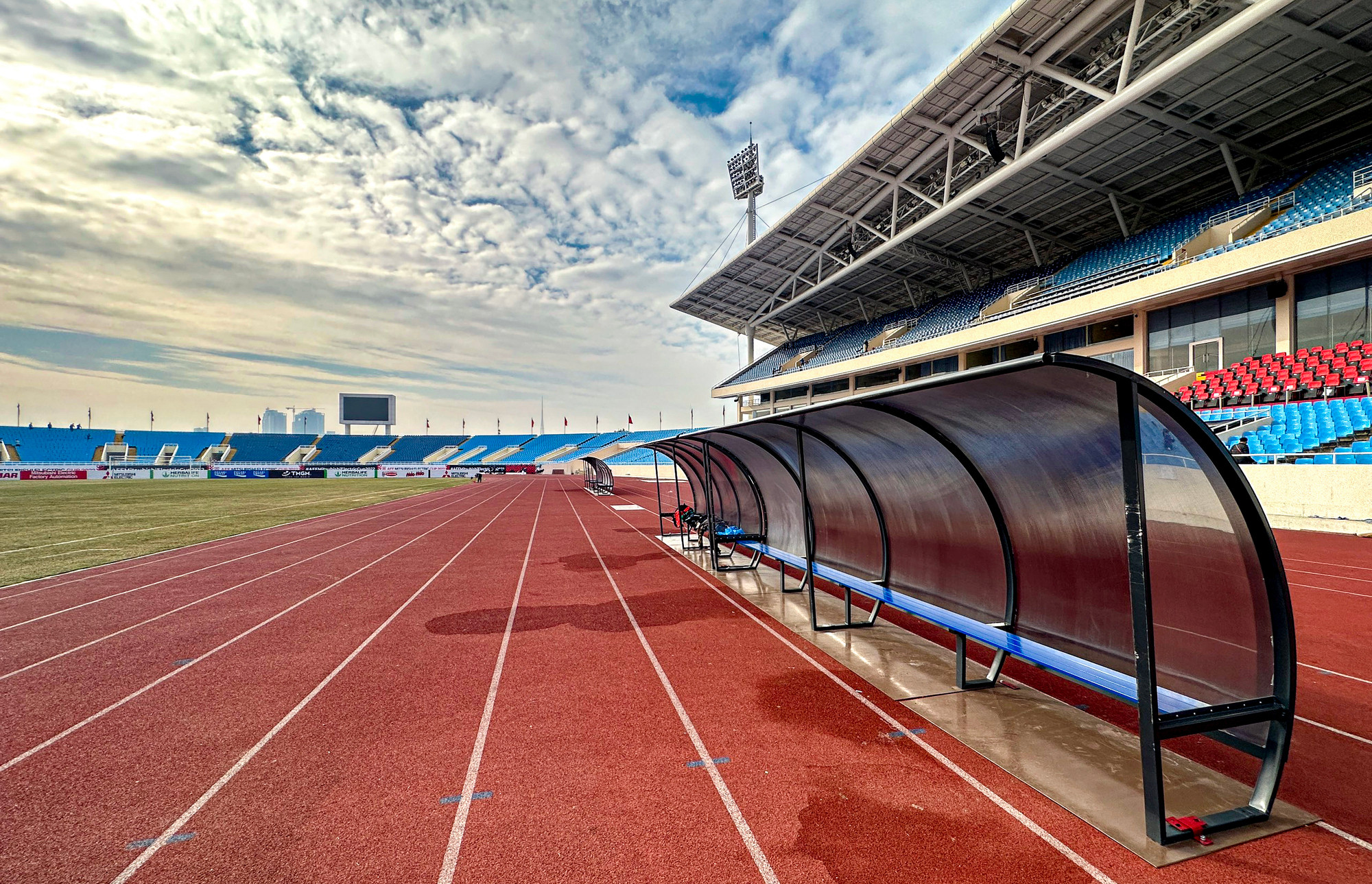 Theo chỉ đạo của Bộ trưởng Nguyễn Văn Hùng, Ban quản lý sân cần phối hợp với đội ngũ chuyên môn kỹ thuật để xử lý các vấn đề còn tồn tại, trong đó có cả mặt sân.