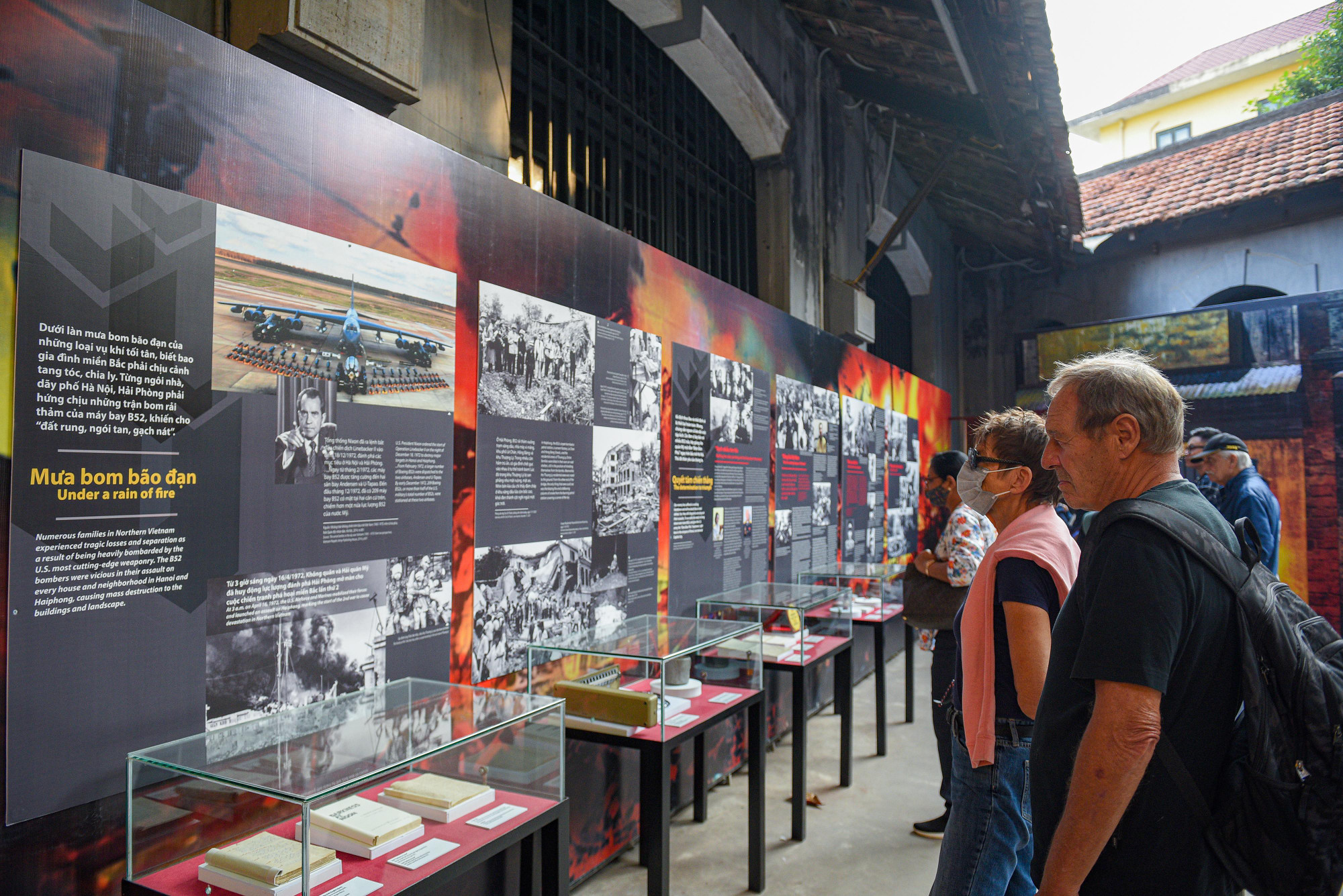 Những du khách nước ngoài đặc biệt quan tâm đến trưng bày chuyên đề “Khoảng lặng”, đến đây họ có thể hiểu rõ hơn về chiến thắng “Điện Biên Phủ trên không” của quân dân Việt Nam.