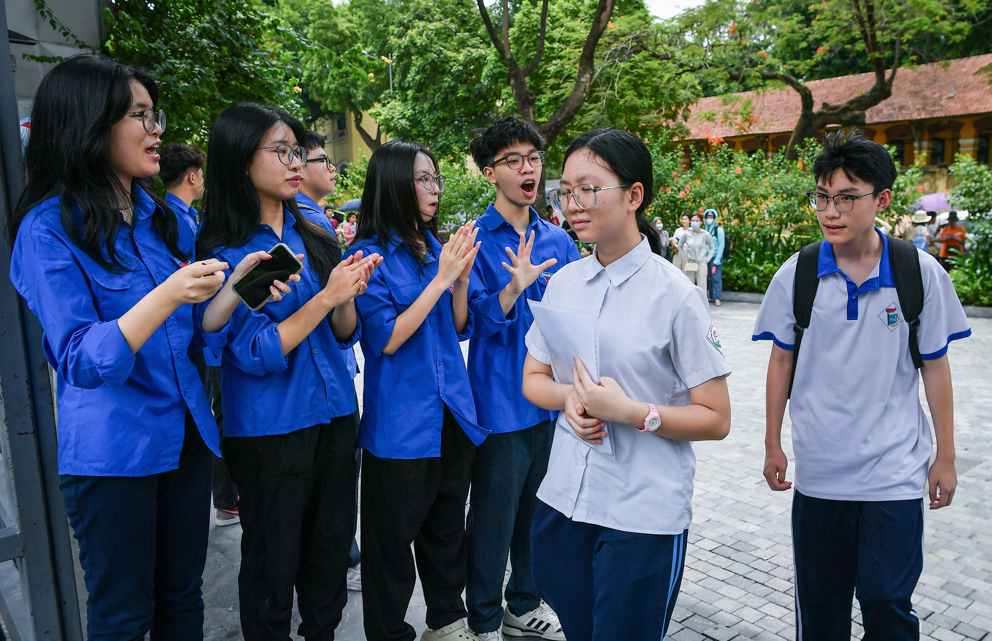 [Ảnh] Hơn 4.000 tình nguyện viên đồng hành, tiếp sức thí sinh thi vào lớp 10 tại Hà Nội ảnh 2