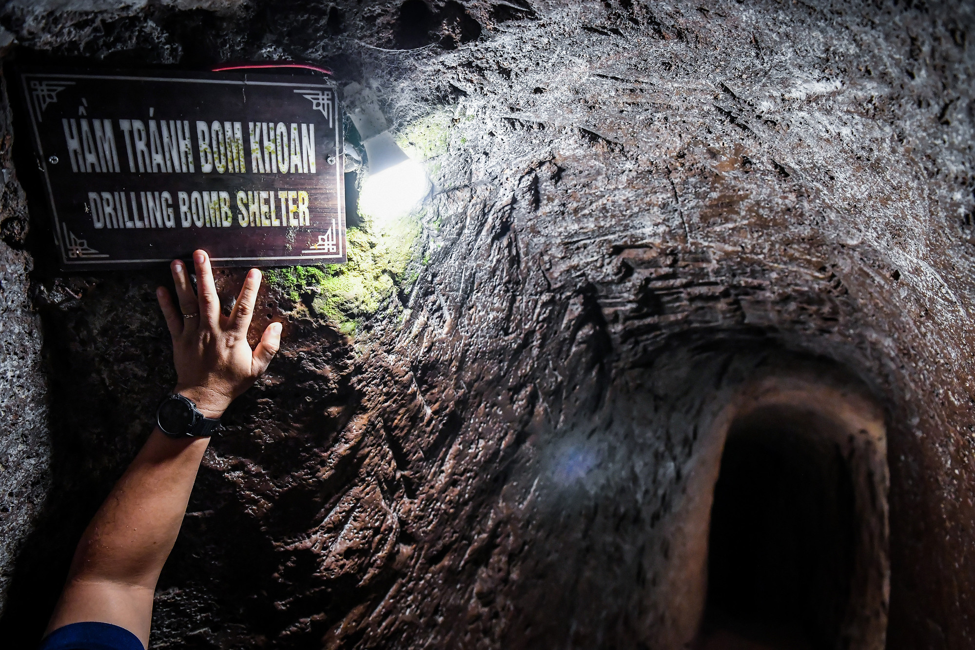 Ở tầng dưới cùng, quân và dân Vĩnh Linh cũng đào thành hầm tránh bom khoan. Nhờ chiếc hầm kiên cố này, trong suốt thời gian tồn tại trong lòng địa đạo, người dân Vịnh Mốc không một ai bị thương... Ở tầng dưới cùng, quân và dân Vĩnh Linh cũng đào thành hầm tránh bom khoan. Nhờ chiếc hầm kiên cố này, trong suốt thời gian tồn tại trong lòng địa đạo, người dân Vịnh Mốc không một ai bị thương...