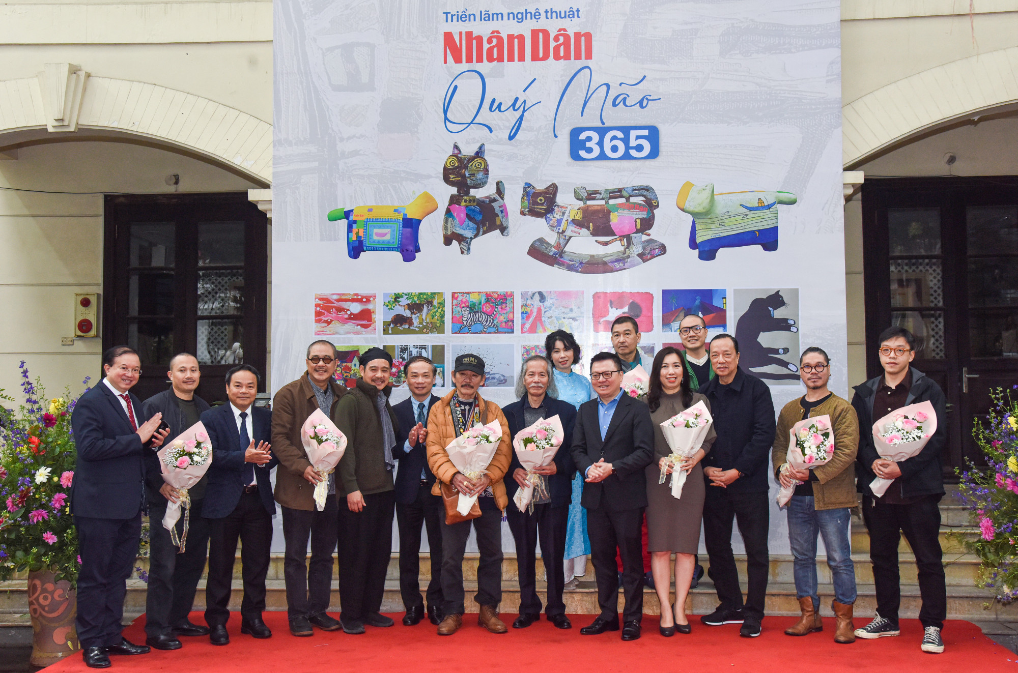 Lãnh đạo báo tặng hoa cho các nghệ sĩ tham gia dự án nghệ thuật. (Ảnh: TRẦN HẢI)