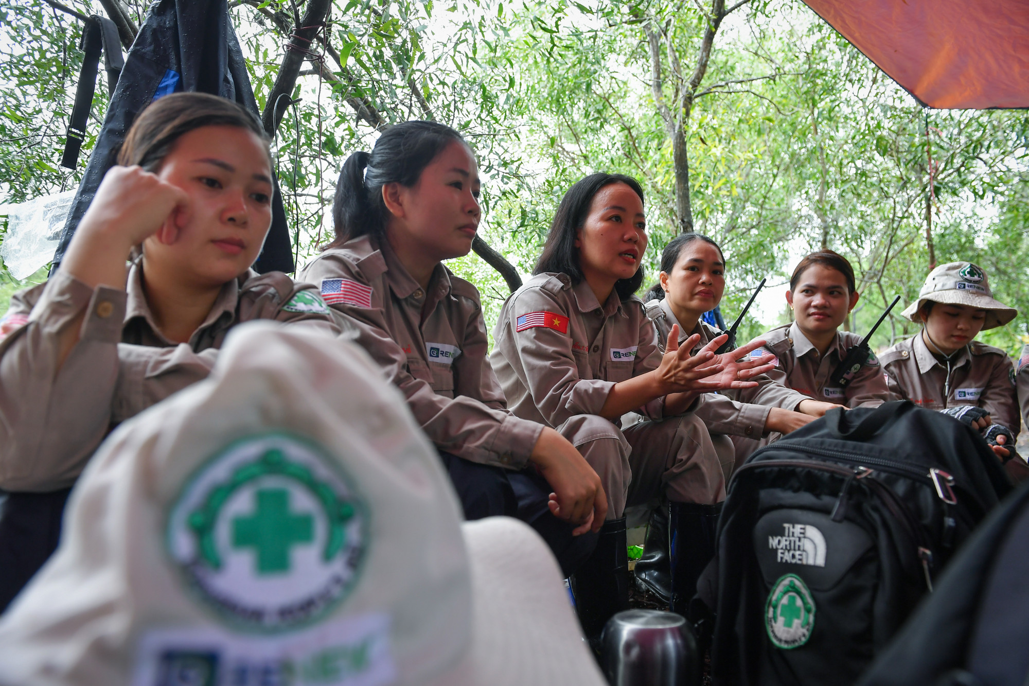 Chị Diệu Linh (ở giữa) cùng đội rà phá bom mìn nữ trong phút nghỉ ngơi tại hiện trường.