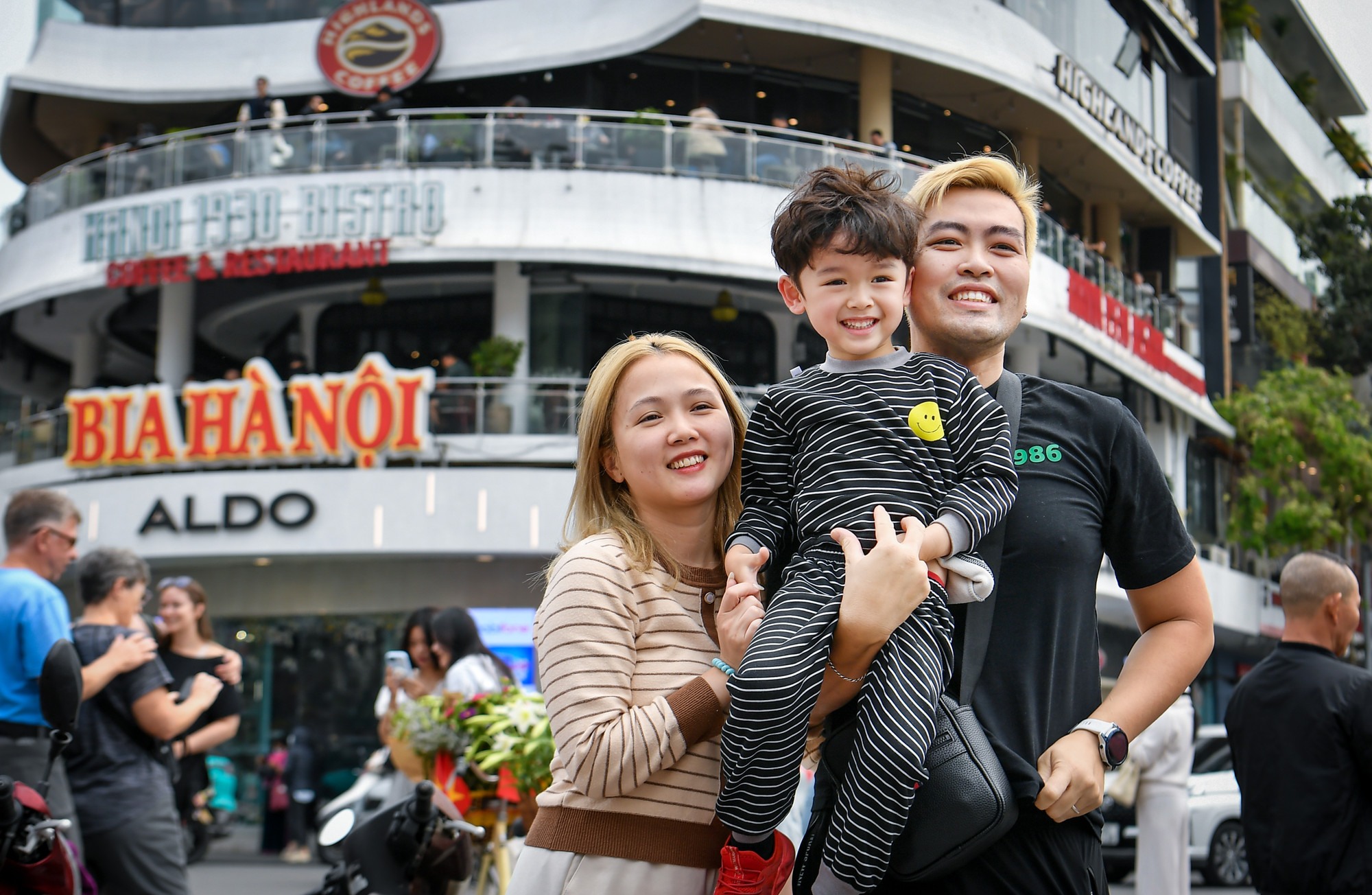 [Ảnh] Hàng nghìn người ghé thăm tòa nhà "Hàm cá mập" chụp ảnh trước khi bị tháo dỡ ảnh 15