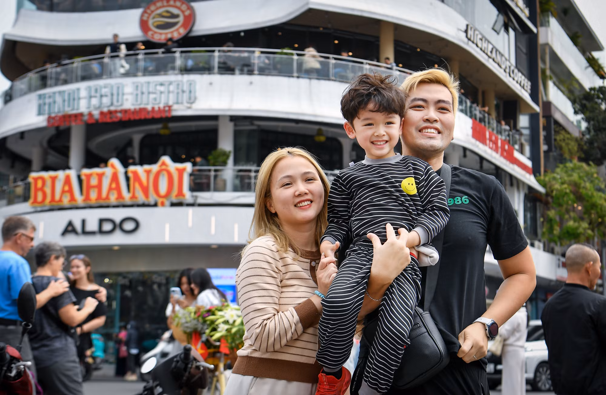 [Ảnh] Hàng nghìn người ghé thăm tòa nhà "Hàm cá mập" chụp ảnh trước khi bị tháo dỡ ảnh 15