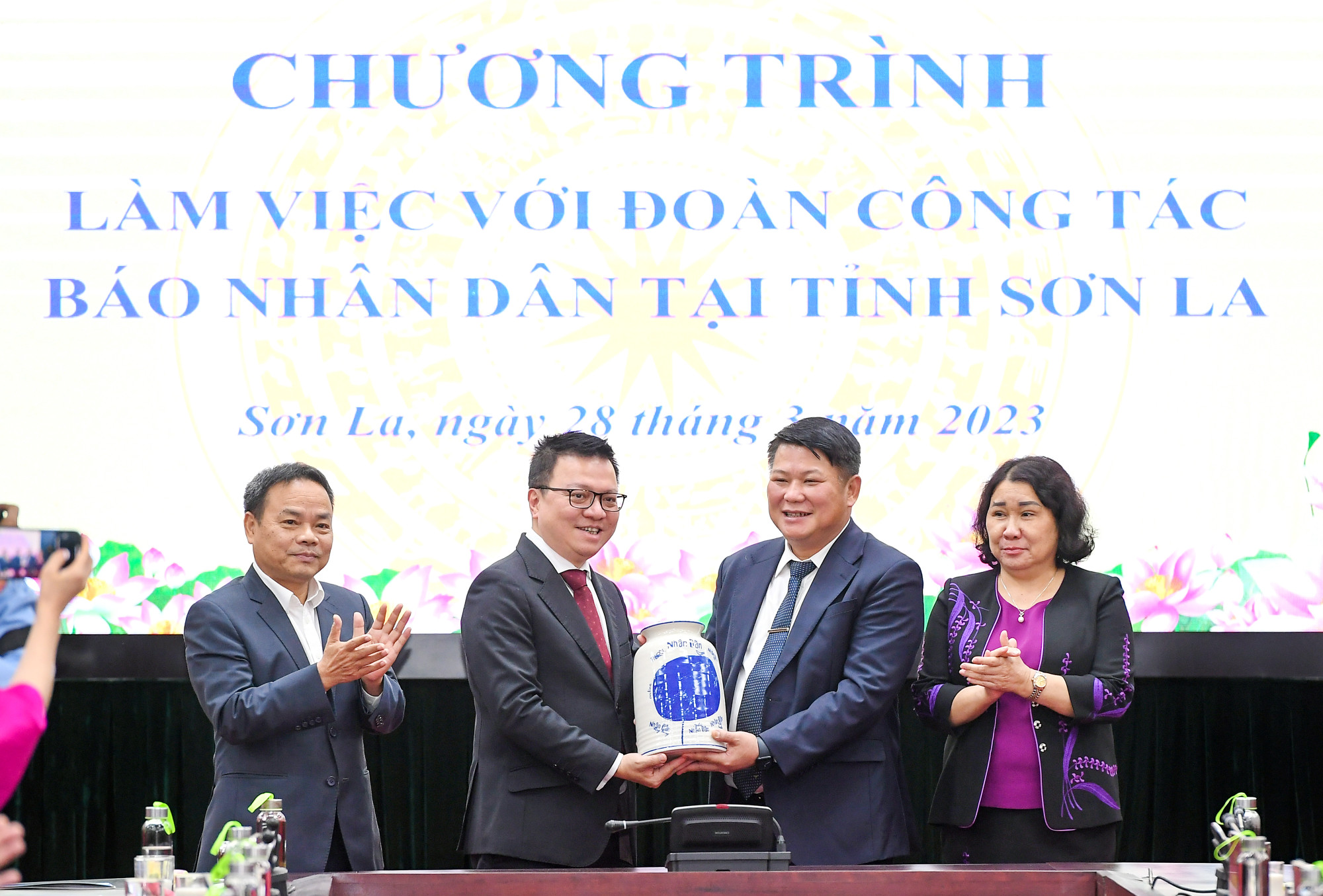 Đoàn công tác Báo Nhân Dân tặng quà lưu niệm tỉnh Sơn La.