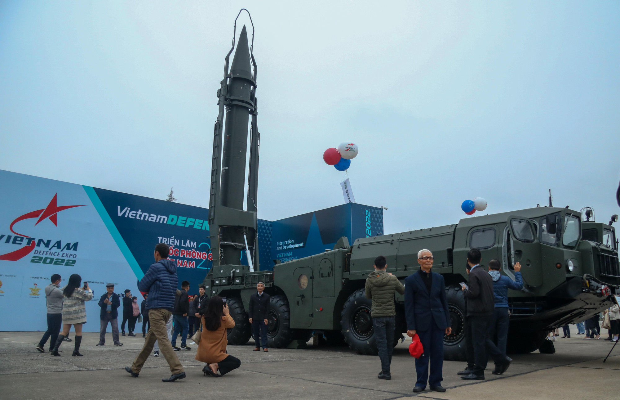 Người dân thích thú trước tên lửa đất đối đất R-17E có chiều dài 11,25m với tầm bắn xa nhất là 300km.