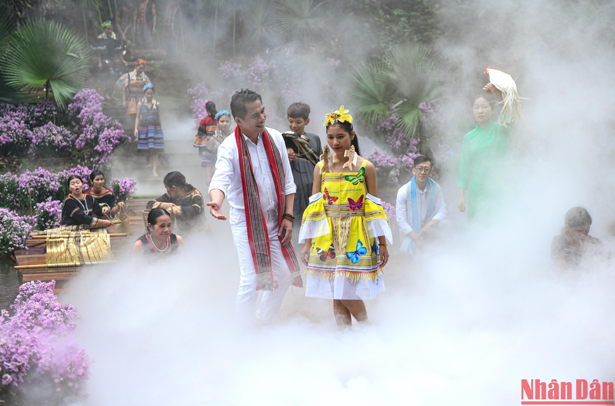 Các người mẫu, diễn viên hoà mình trong khung cảnh huyền ảo của buổi trình diễn.