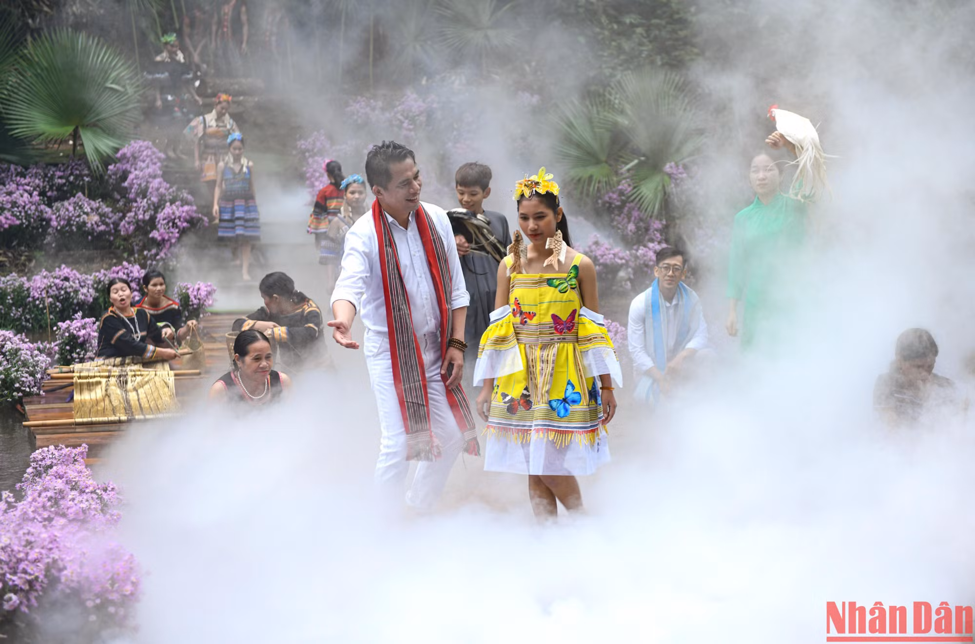 Các người mẫu, diễn viên hoà mình trong khung cảnh huyền ảo của buổi trình diễn.