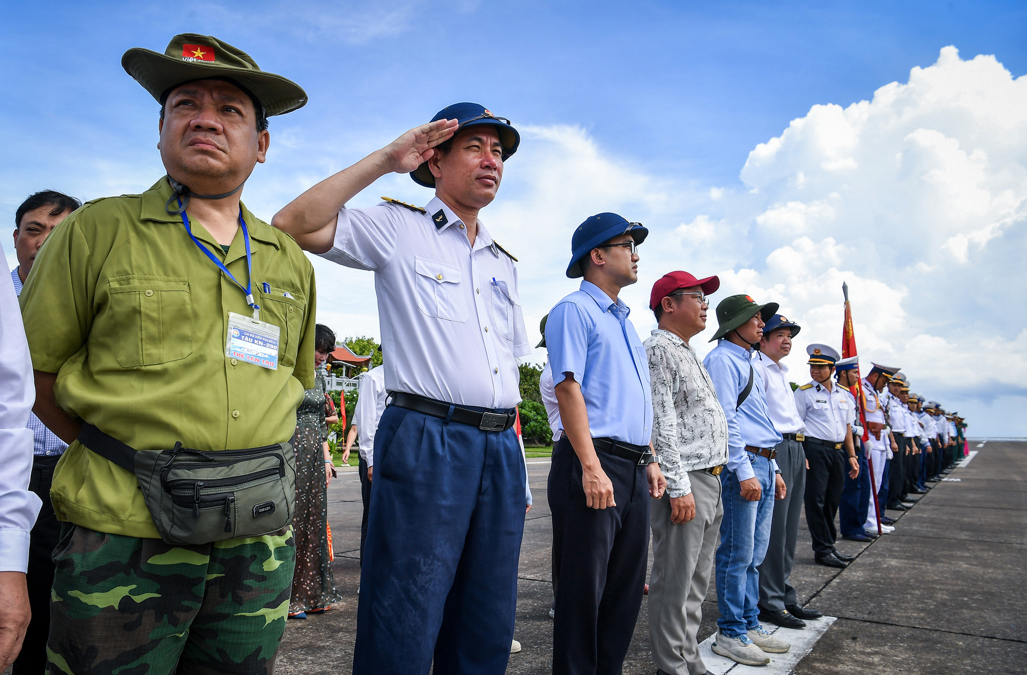 [Ảnh] Xúc động, tự hào buổi lễ chào cờ và duyệt đội ngũ trên đảo Trường Sa ảnh 10