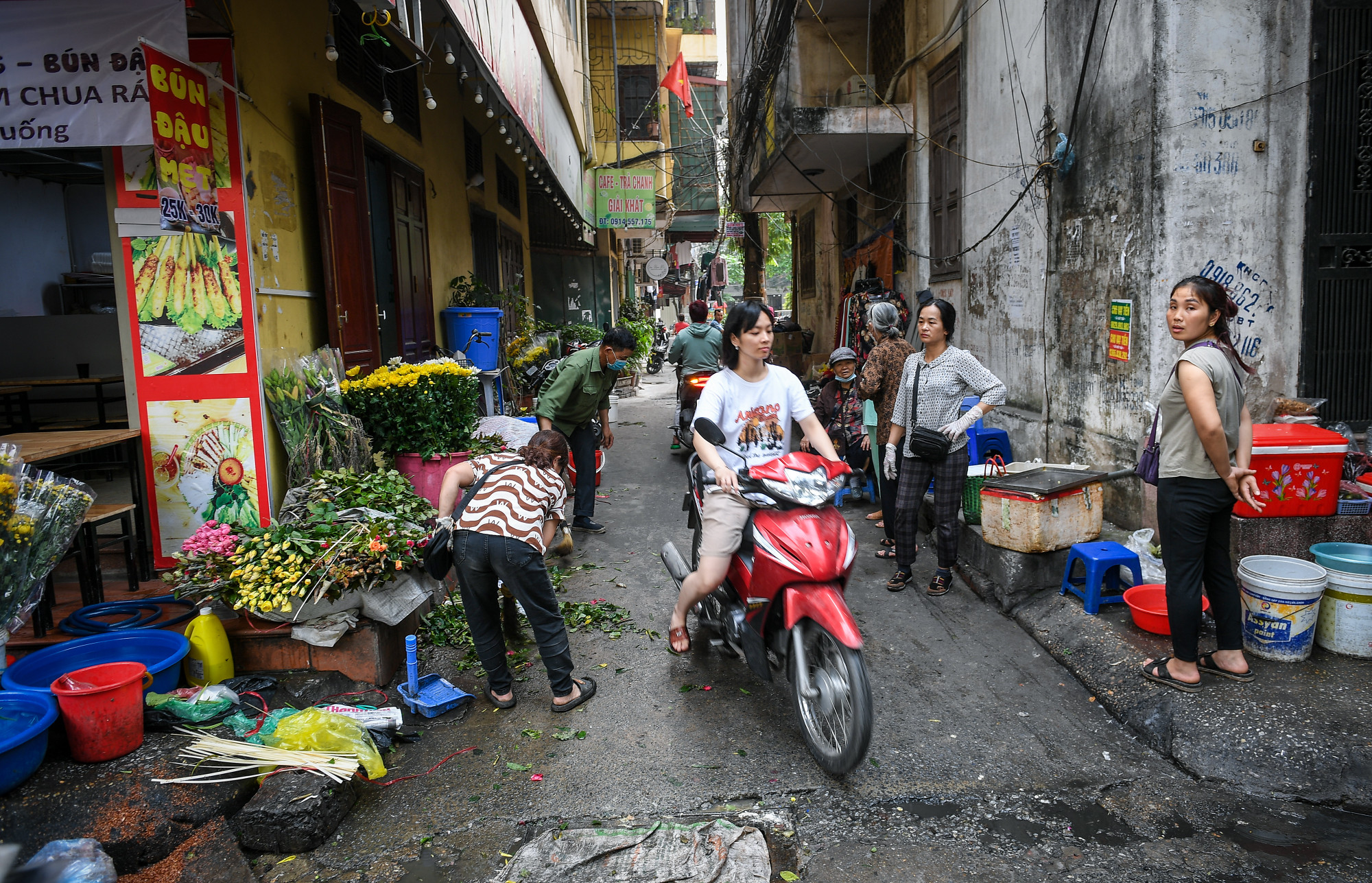 Những con ngõ nhỏ tại khu tập thể cũng bị chiếm dụng... Những con ngõ nhỏ tại khu tập thể cũng bị chiếm dụng...