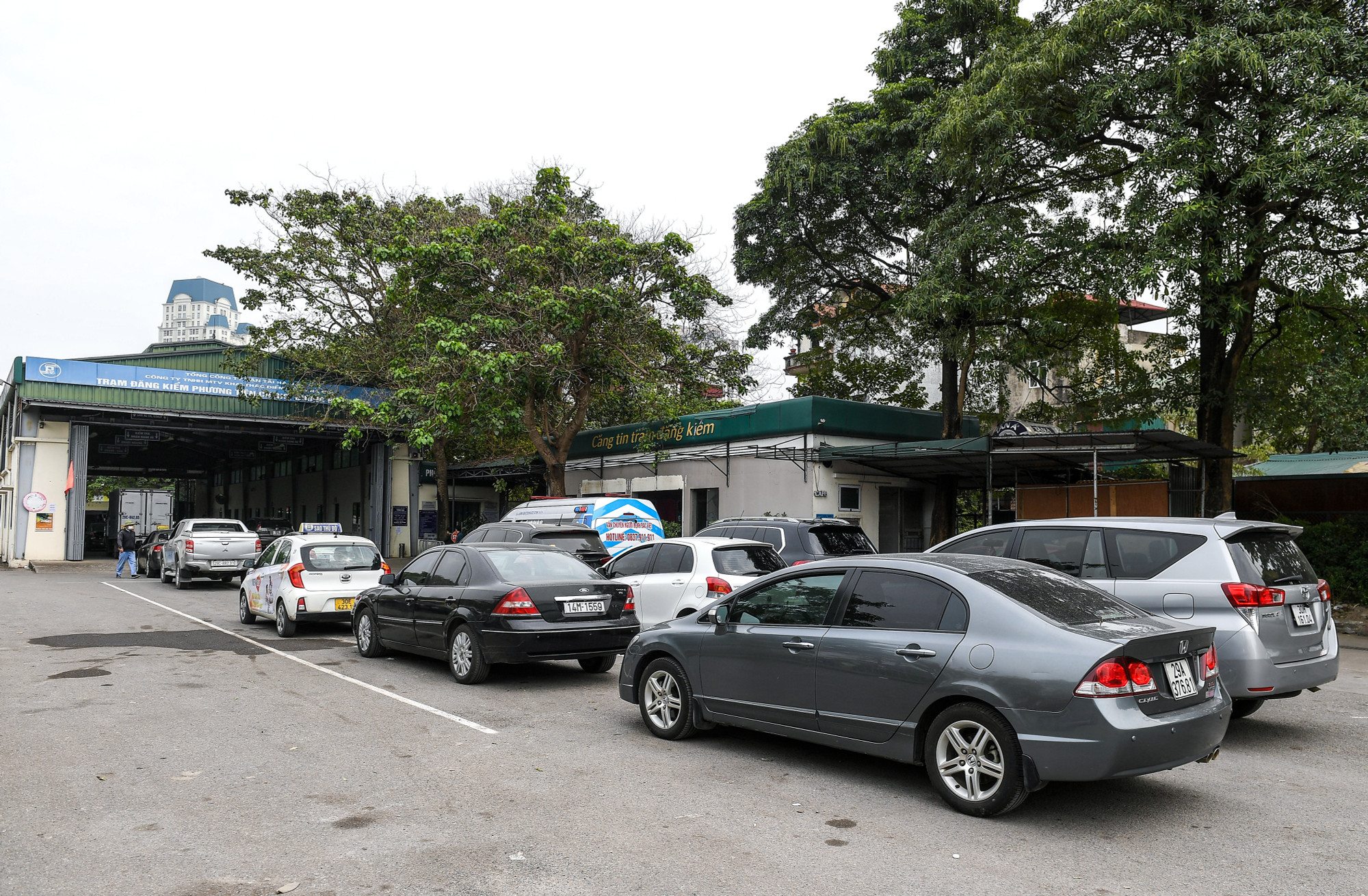 Theo ghi nhận trong sáng 13/3, tại trung tâm đăng kiểm 29-03S có hàng chục chiếc xe ô-tô đang xếp hàng tại khu vực sân của trung tâm đăng kiểm đang chờ tới lượt.