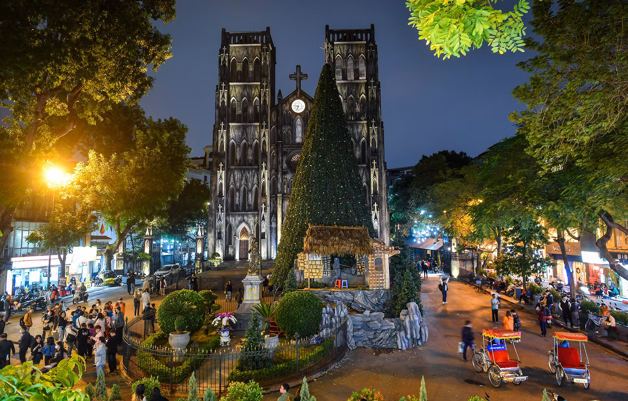 Tại khu vực Nhà thờ Lớn Hà Nội, như mọi năm, đây là địa điểm ghé thăm của rất đông người dân và du khách dịp Giáng sinh. Cây thông lớn và hang đá cũng đã gần hoàn thiện.