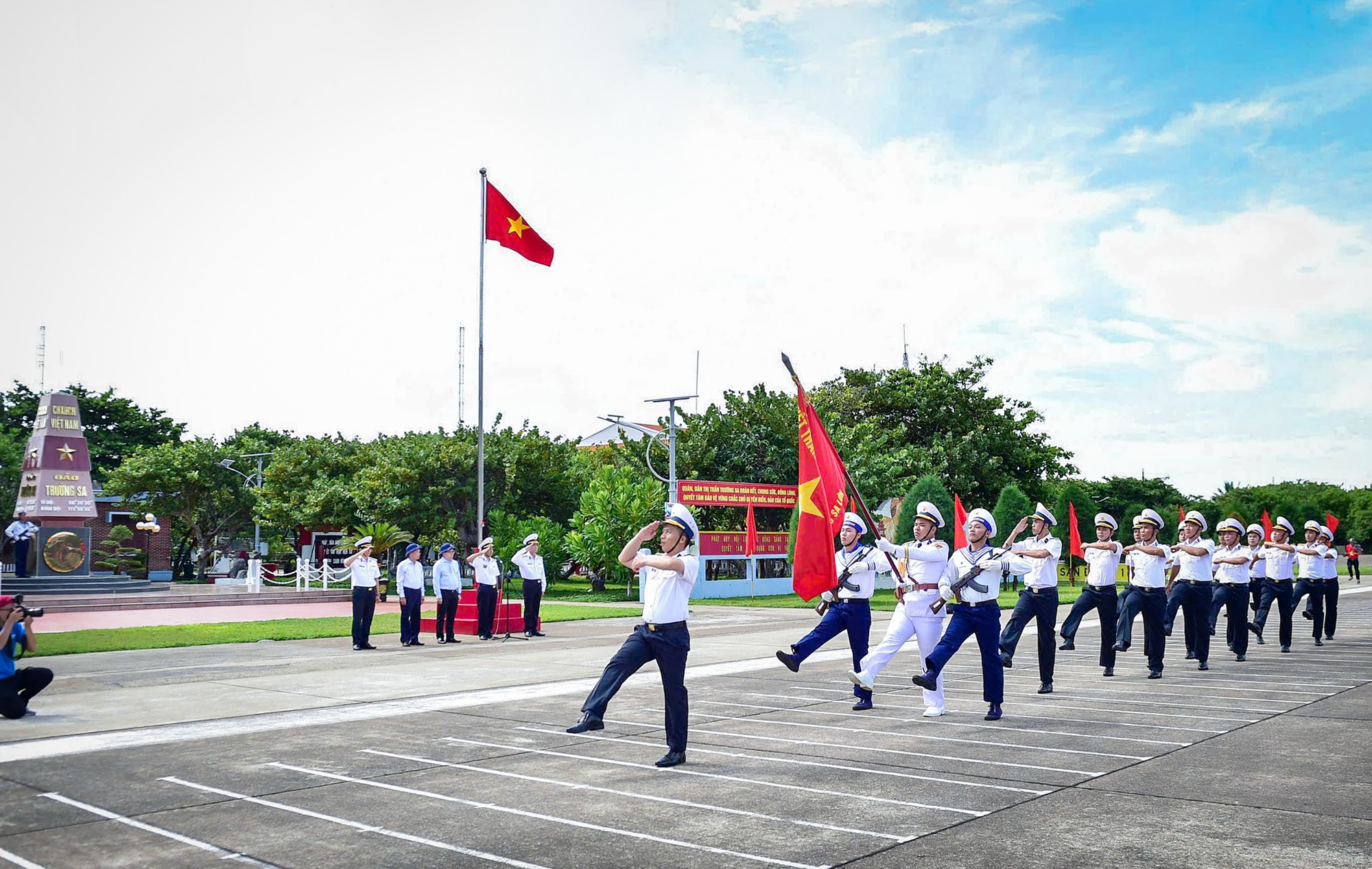 [Ảnh] Xúc động, tự hào buổi lễ chào cờ và duyệt đội ngũ trên đảo Trường Sa ảnh 16
