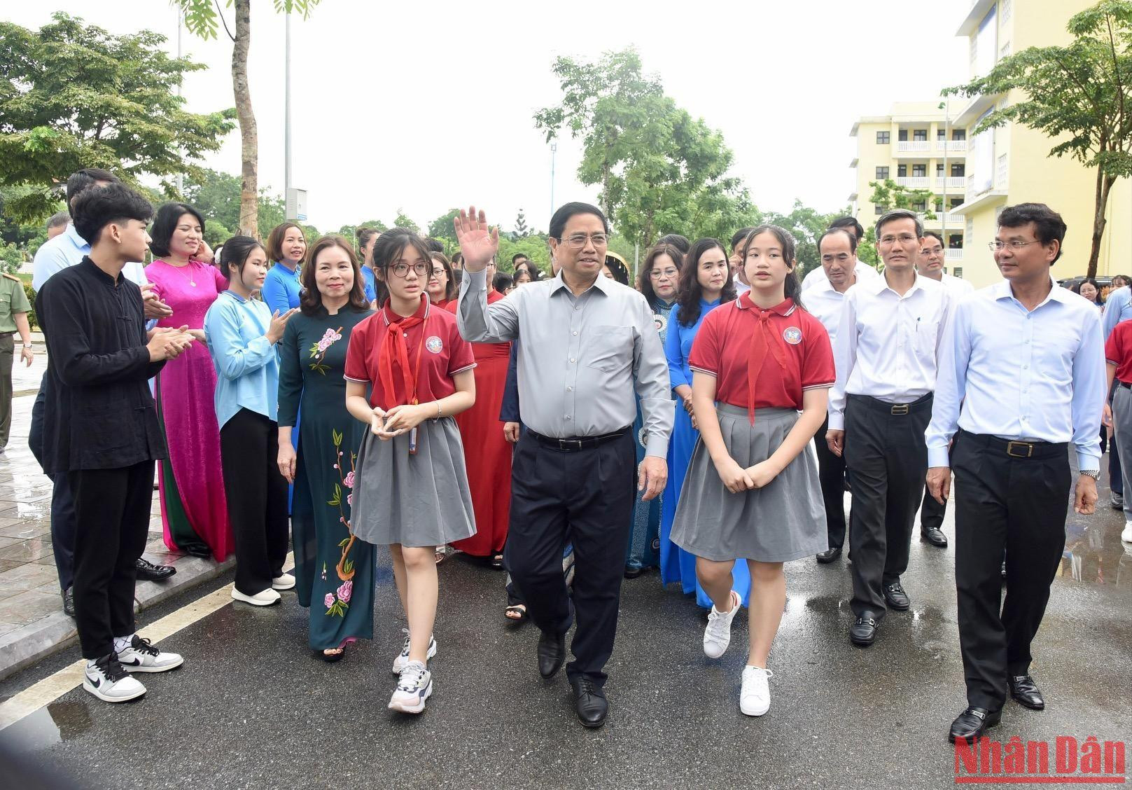 Thủ tướng Phạm Minh Chính đến thăm cụm liên trường thành phố Lào Cai.