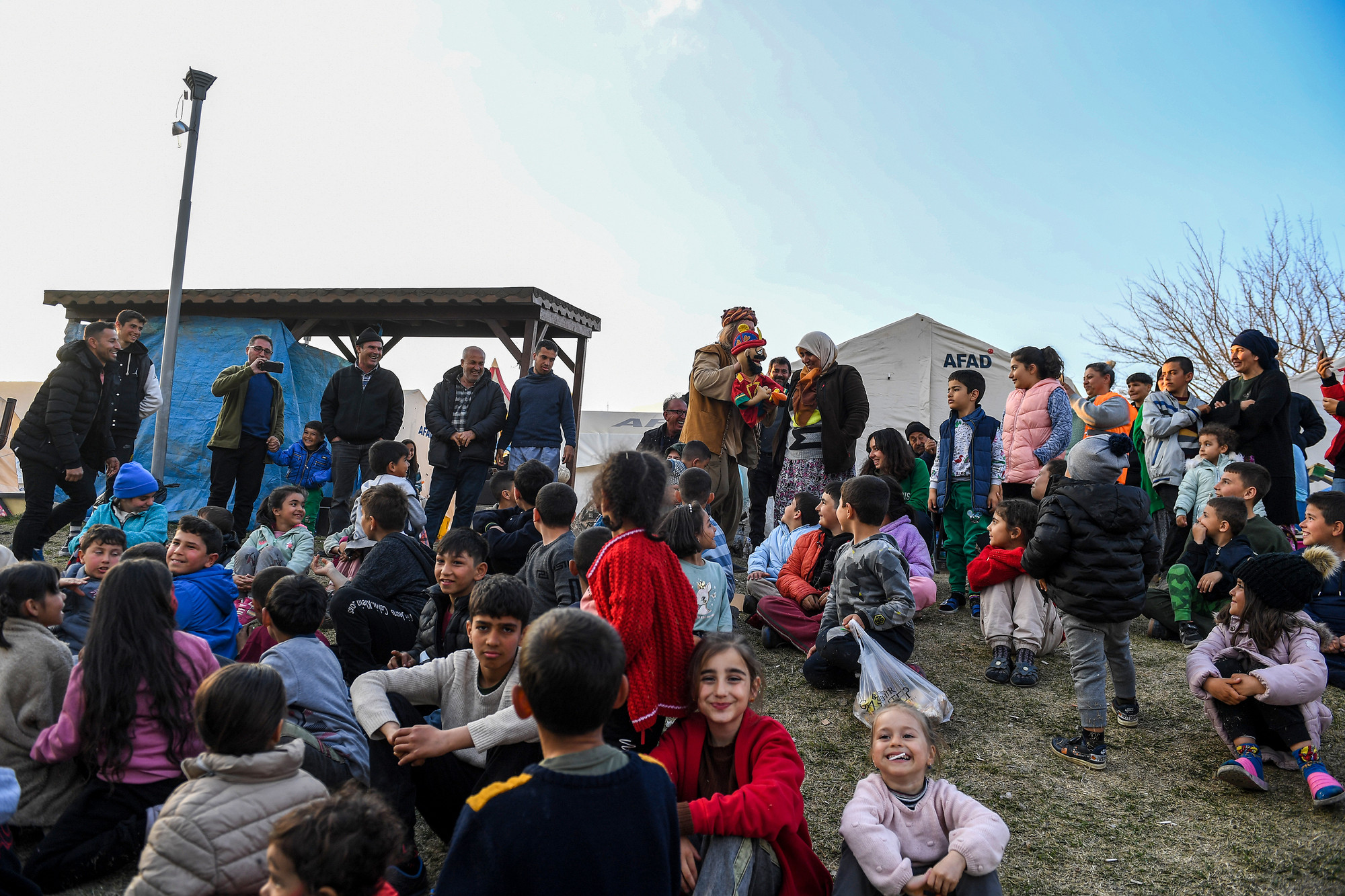 Sau màn ảo thuật, Mehmet mang ra một con rối lớn trong trang phục quý tộc cổ Thổ Nhĩ Kỳ để biểu diễn vở kịch lừng danh của quốc gia này mang tên Karagöz và Hacivat. Thế nhưng, thay vì sự phân tranh thiện ác như truyền thống, Mehmet lại kể cho các bạn nhỏ nghe những câu chuyện cổ tích về niềm hy vọng, niềm tin và sự sống.