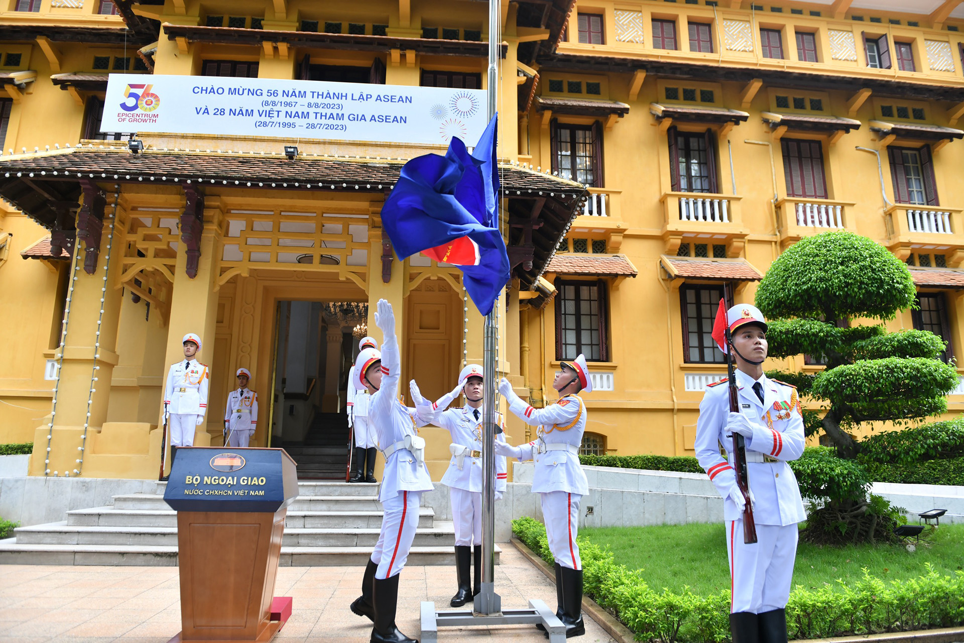 Lá cờ ASEAN tung bay tại trụ sở Bộ Ngoại giao. (Ảnh: ĐĂNG KHOA)