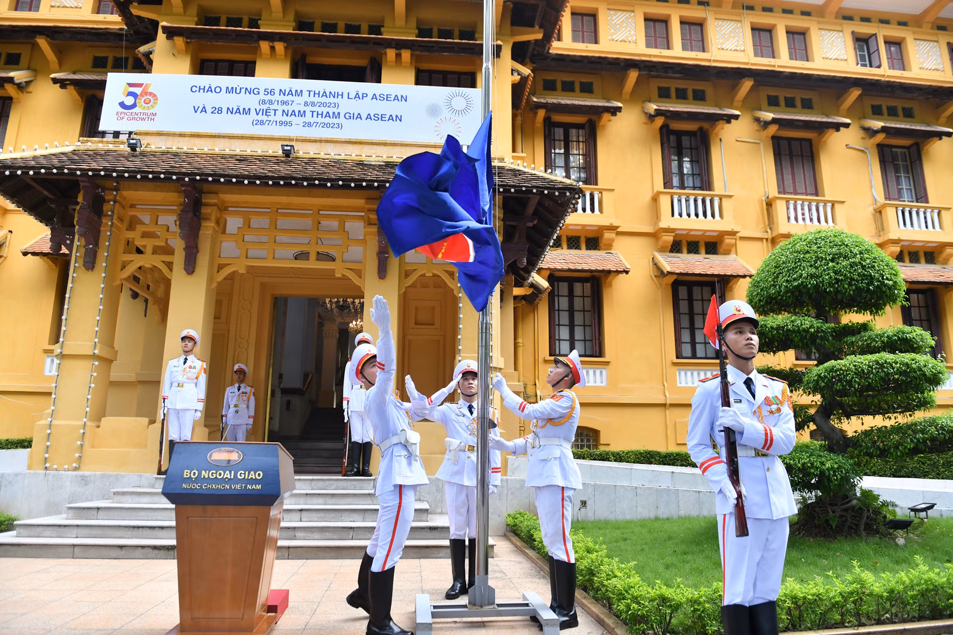 Lá cờ ASEAN tung bay tại trụ sở Bộ Ngoại giao. (Ảnh: ĐĂNG KHOA)