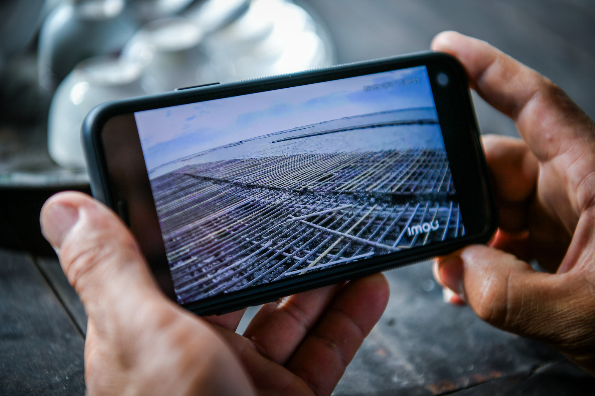 Anh Điền sốt ruột theo dõi tình hình lồng bè ngoài biển qua hệ thống camera giám sát.