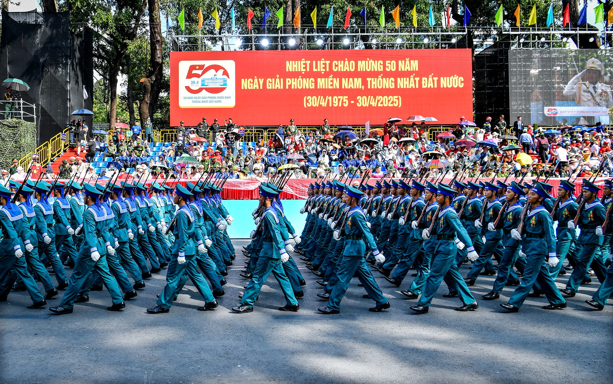 Những bước chân đều tăm tắp của các khối tham gia tổng duyệt lễ diễu binh, diễu hành làm nên một buổi lễ thật hoành tráng.