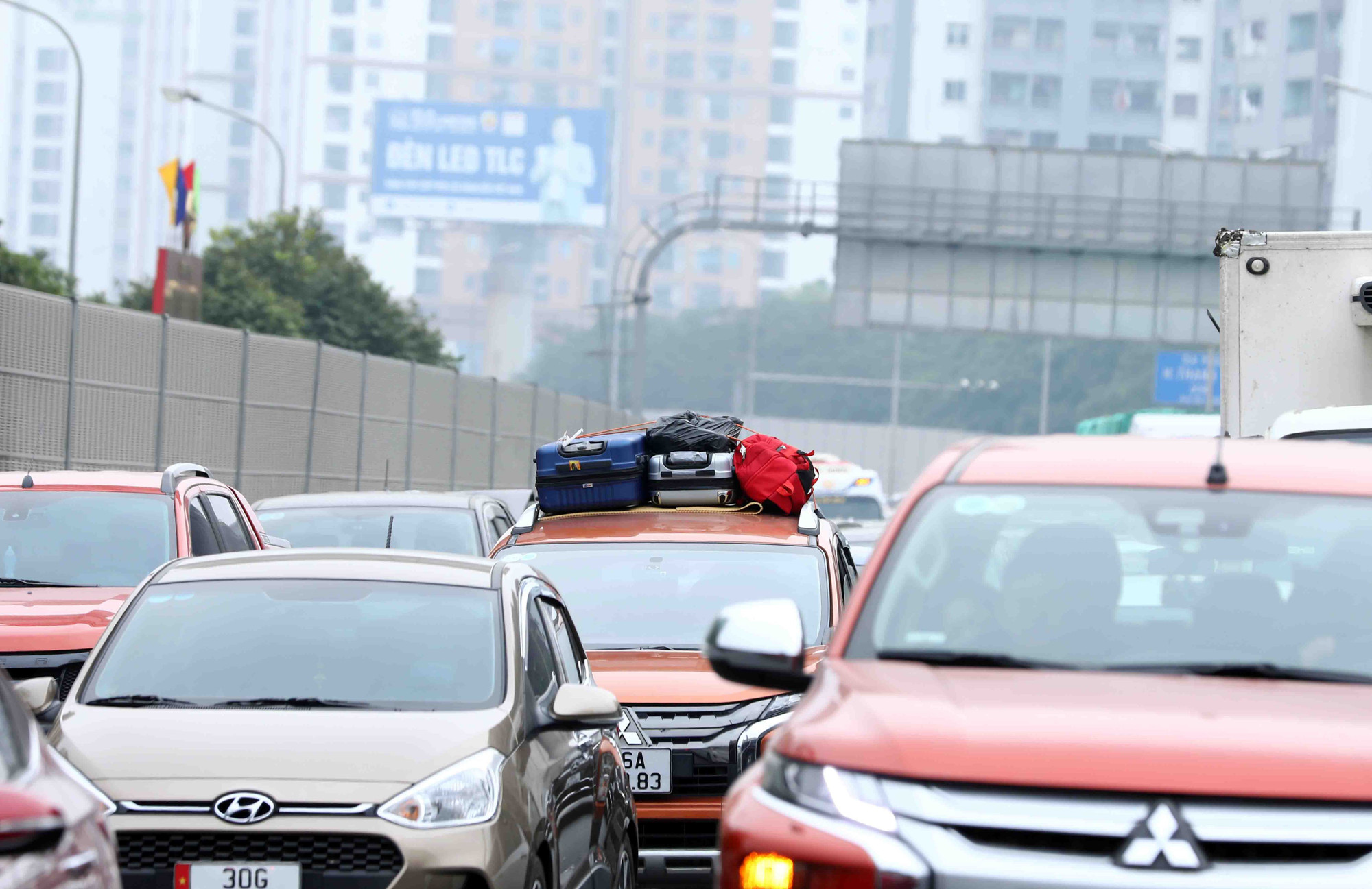 Ô tô cũng chằng buộc đồ đạc lỉnh kỉnh trên nóc để di chuyển. Ô tô cũng chằng buộc đồ đạc lỉnh kỉnh trên nóc để di chuyển.