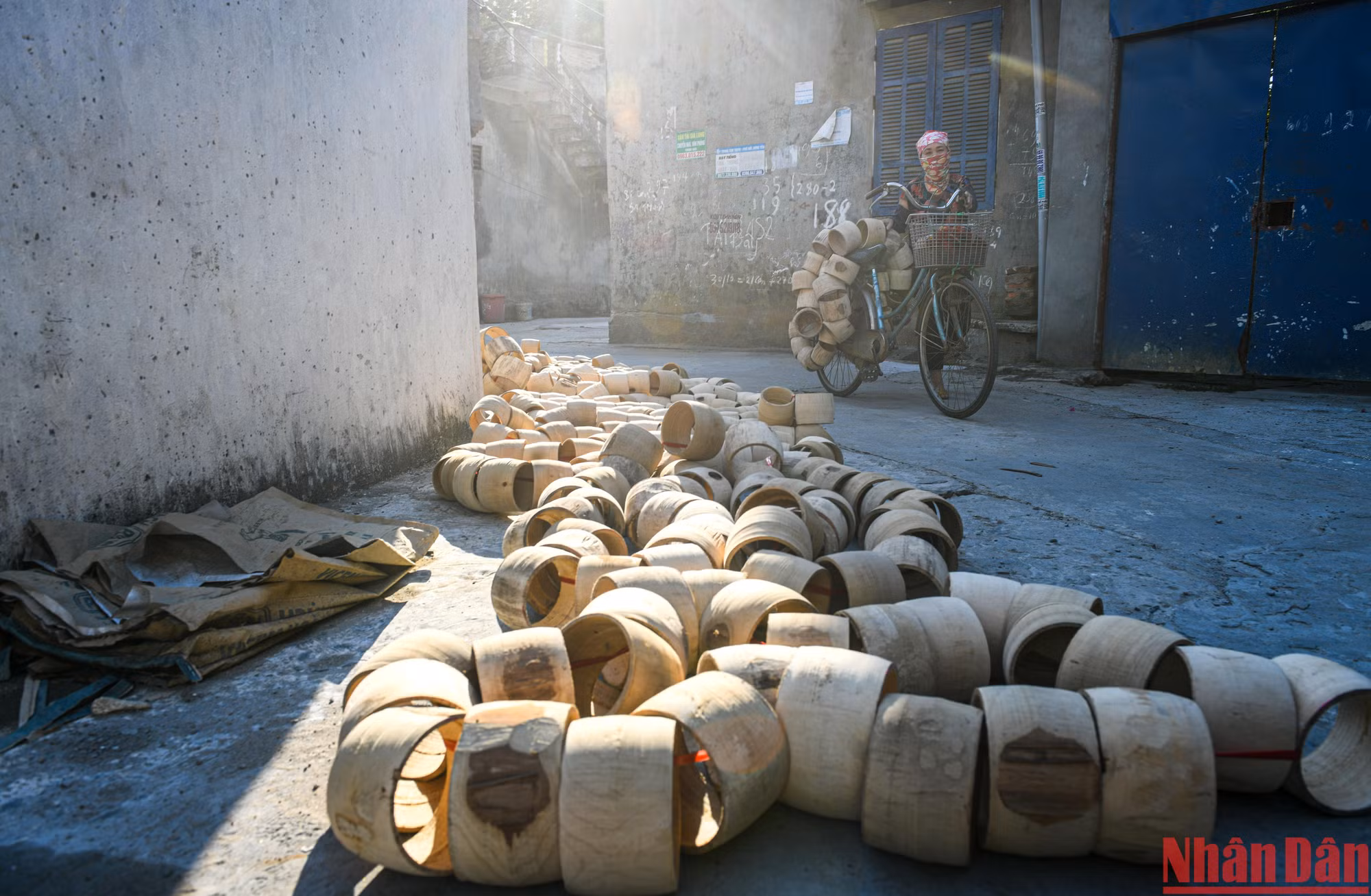 Người làng Ông Hảo thường đem sản phẩm ra hong dưới nắng. Đây cũng chính là lúc cả khoảng sân trước nhà hay con ngõ nhỏ trở nên đẹp hút hồn.