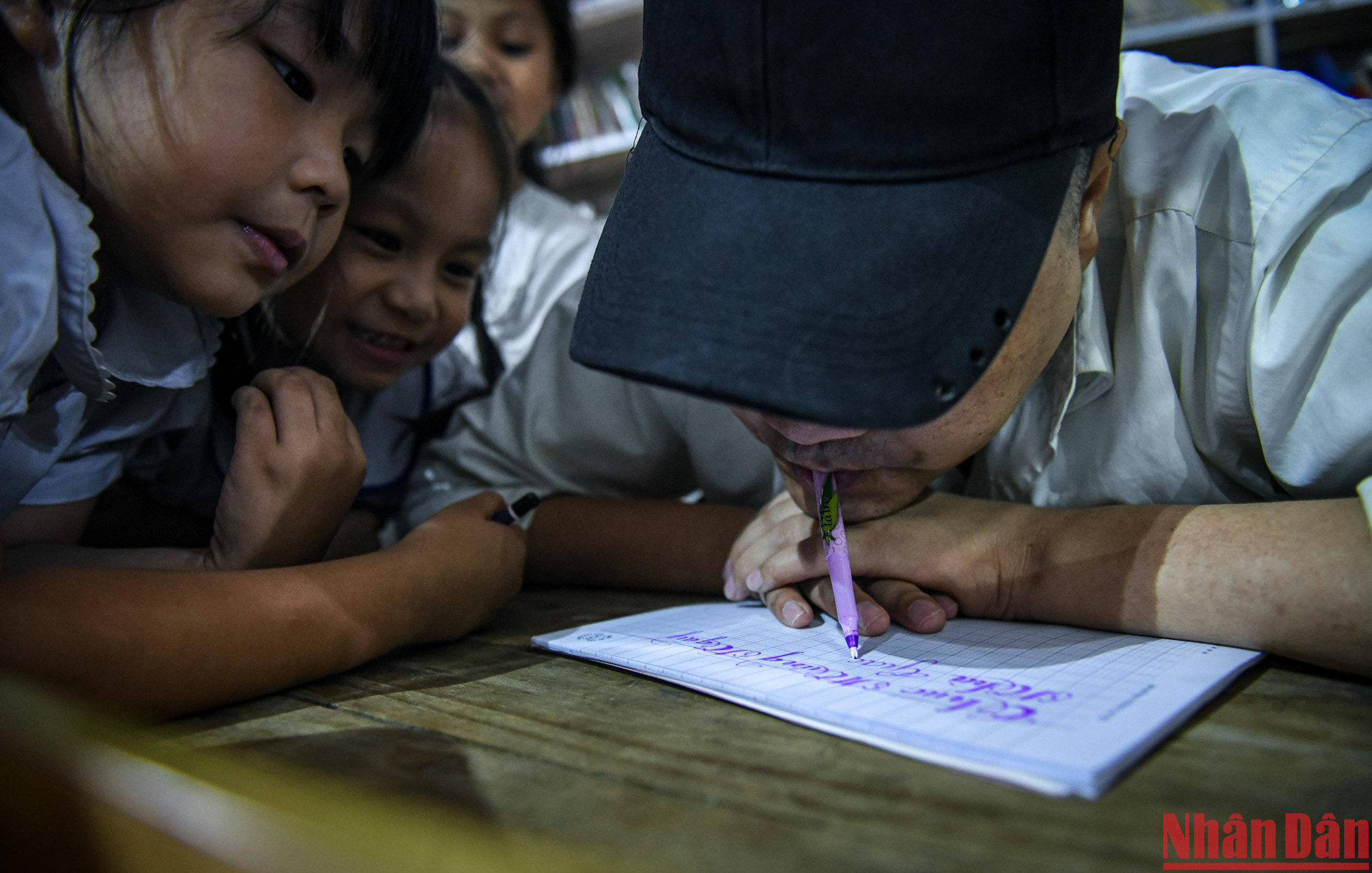 “Tôi không học qua trường lớp nào nên chỉ đủ khả năng kèm cho các cháu bậc tiểu học. Tôi không thể cầm tay, luyện viết cho các cháu như những chỗ khác, nhiều khi tôi nghĩ các cháu cho rằng tôi không viết đẹp thì sao dạy được các cháu?". (Ảnh: THÀNH ĐẠT)