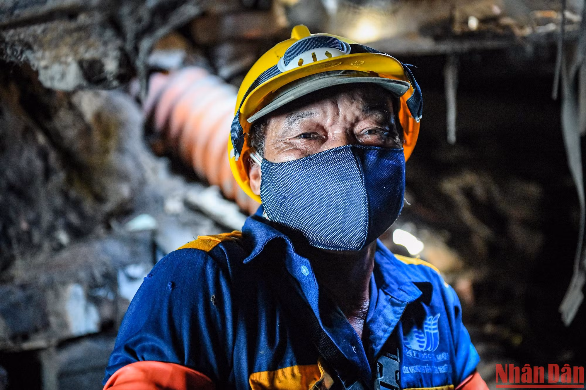 Mặc dù làm việc trong môi trường độc hại, nhưng người thợ kỳ cựu Đỗ Văn Công vẫn luôn cảm thấy tự hào vì mình đã đóng góp được một phần nhỏ bé cho sự phát triển chung của Hà Nội. (Ảnh: THÀNH ĐẠT)