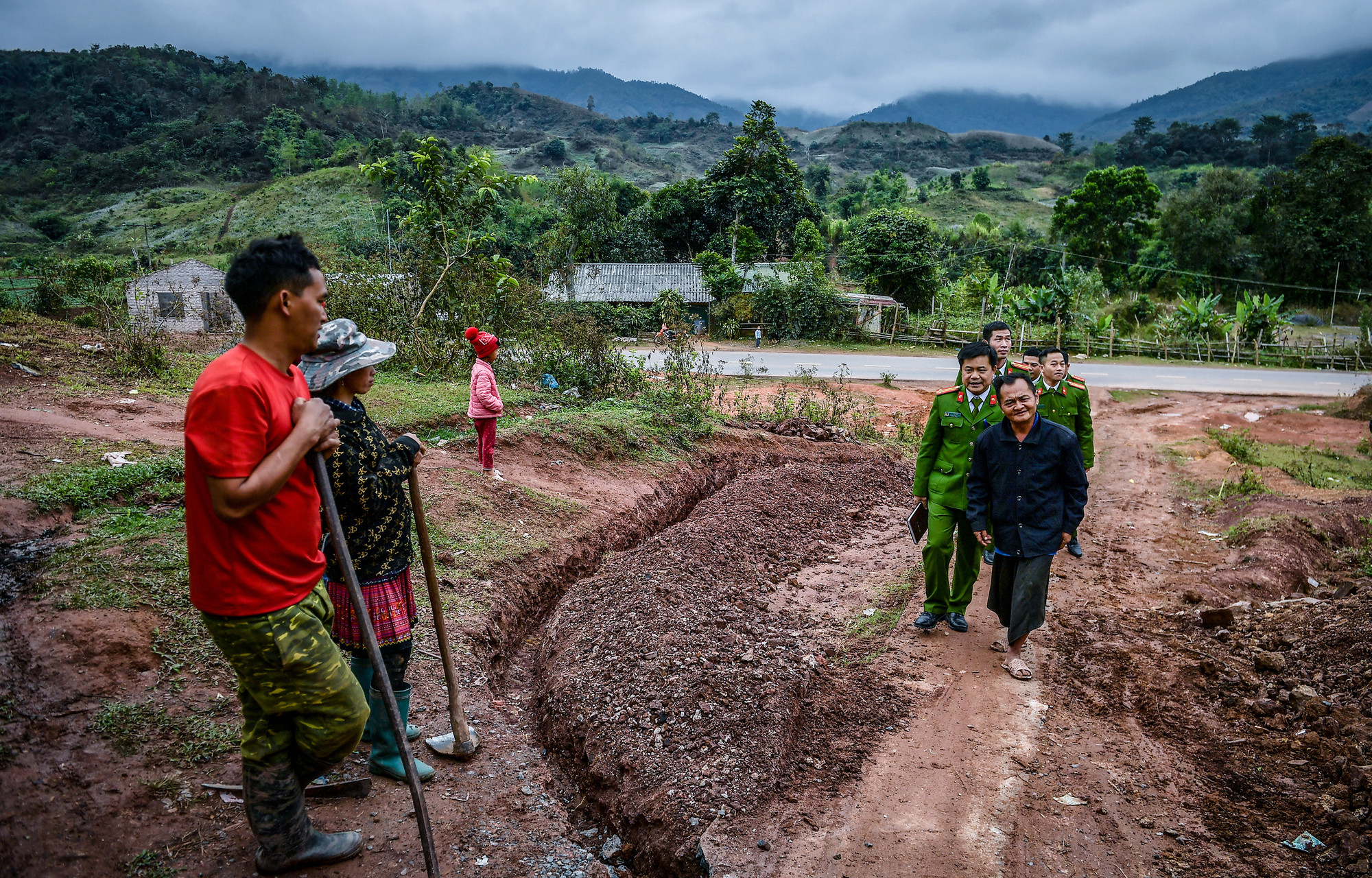 Trưởng công an xã Mường Nhé Lò Văn Linh cùng các cán bộ, chiến sĩ xuống bản thăm hỏi bà con những ngày sát Tết.