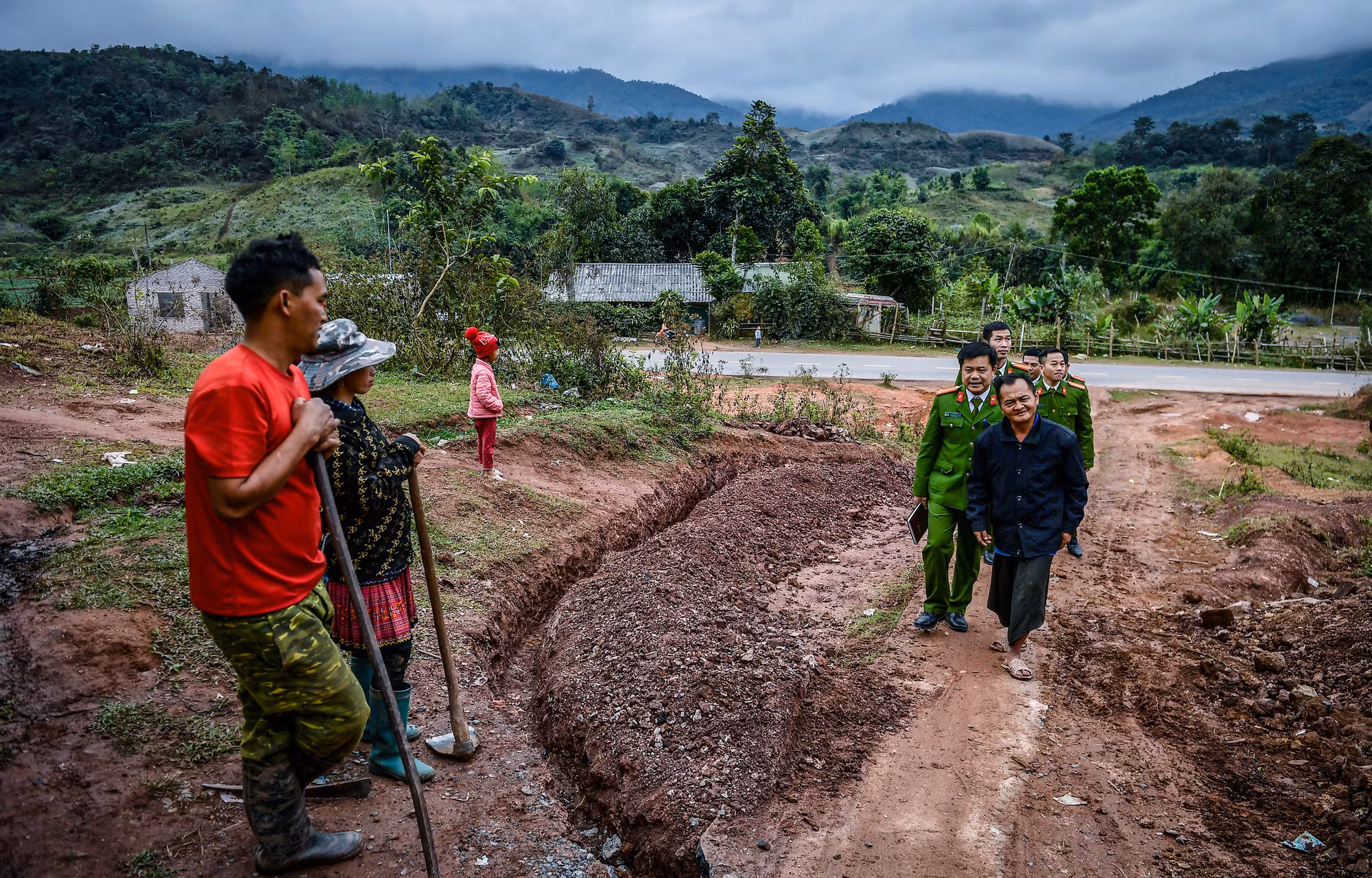 Trưởng công an xã Mường Nhé Lò Văn Linh cùng các cán bộ, chiến sĩ xuống bản thăm hỏi bà con những ngày sát Tết.