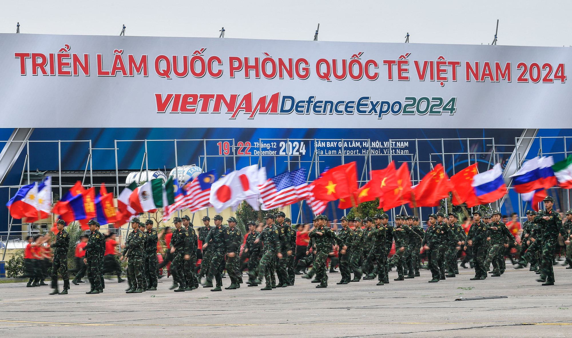 [Ảnh] Đặc công, máy bay, quân khuyển luyện tập cho sự kiện Triển lãm Quốc phòng quốc tế 2024 ảnh 8