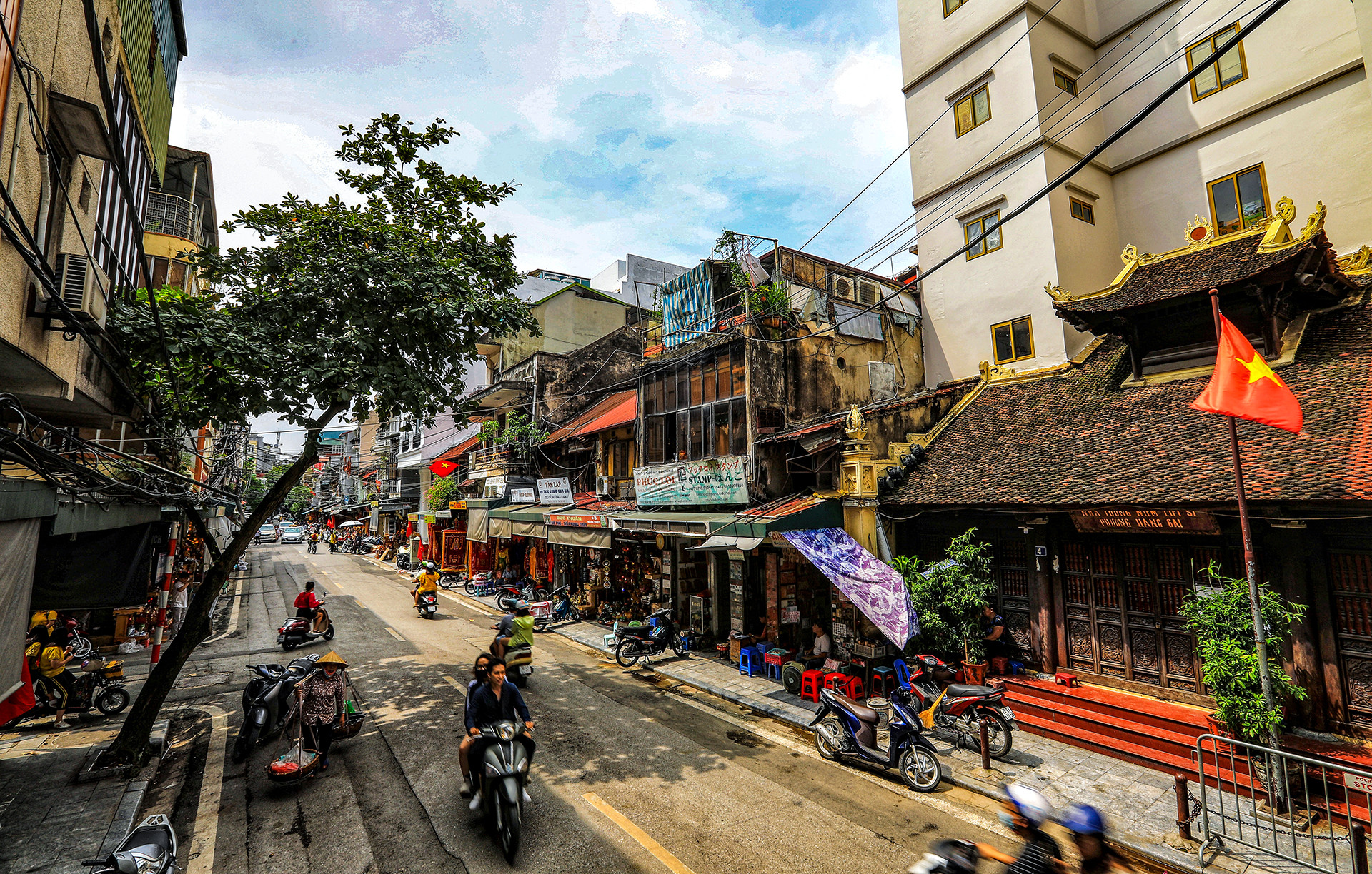 10m, ấy là độ cao của... lưng chừng phố. Nhìn từ đây có thấy rõ hơn nét cổ kính của những ngôi nhà cổ với mái ngói nghiêng, đan xen là những ngôi nhà bê tông hiện đại. (Phố Hàng Quạt nhìn từ trên cao).