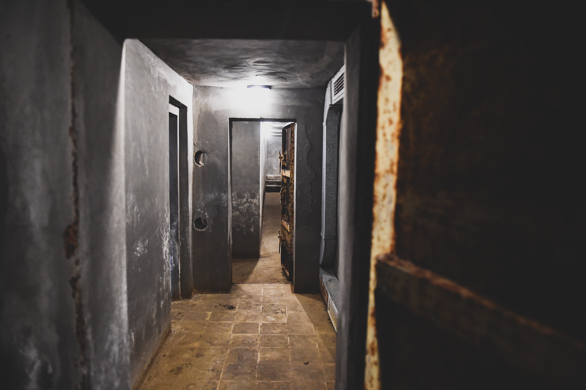 Bất cứ ai vào sân Tòa soạn 71 Hàng Trống cũng không ngờ bên dưới khoảng sân cạnh cây đa cổ thụ còn có một “tòa soạn” nhỏ.